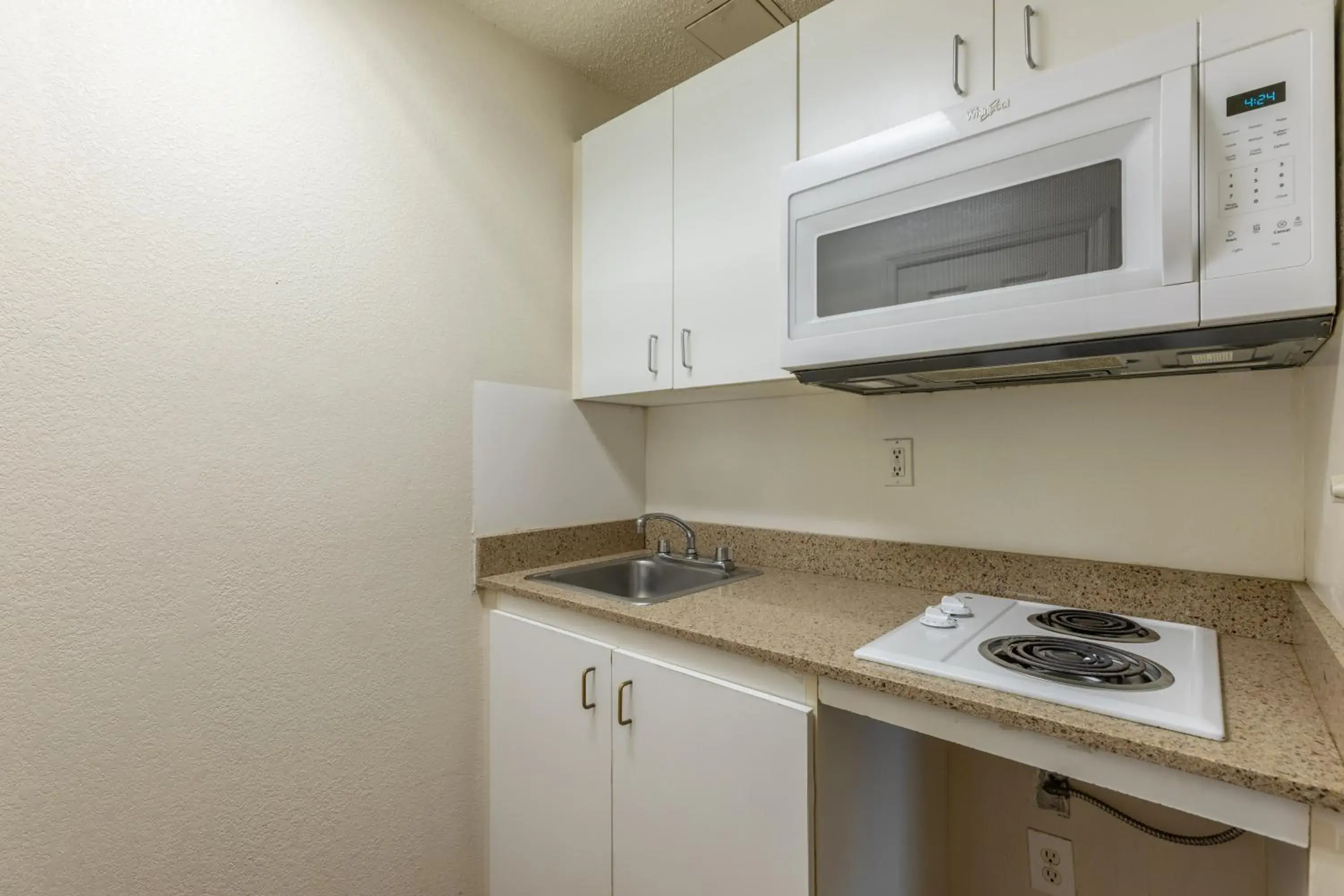 Photo of the whole room in HomeTowne Studios by Red Roof Orlando - Casselberry Photo of the whole room in HomeTowne Studios by Red Roof Orlando - Casselberry