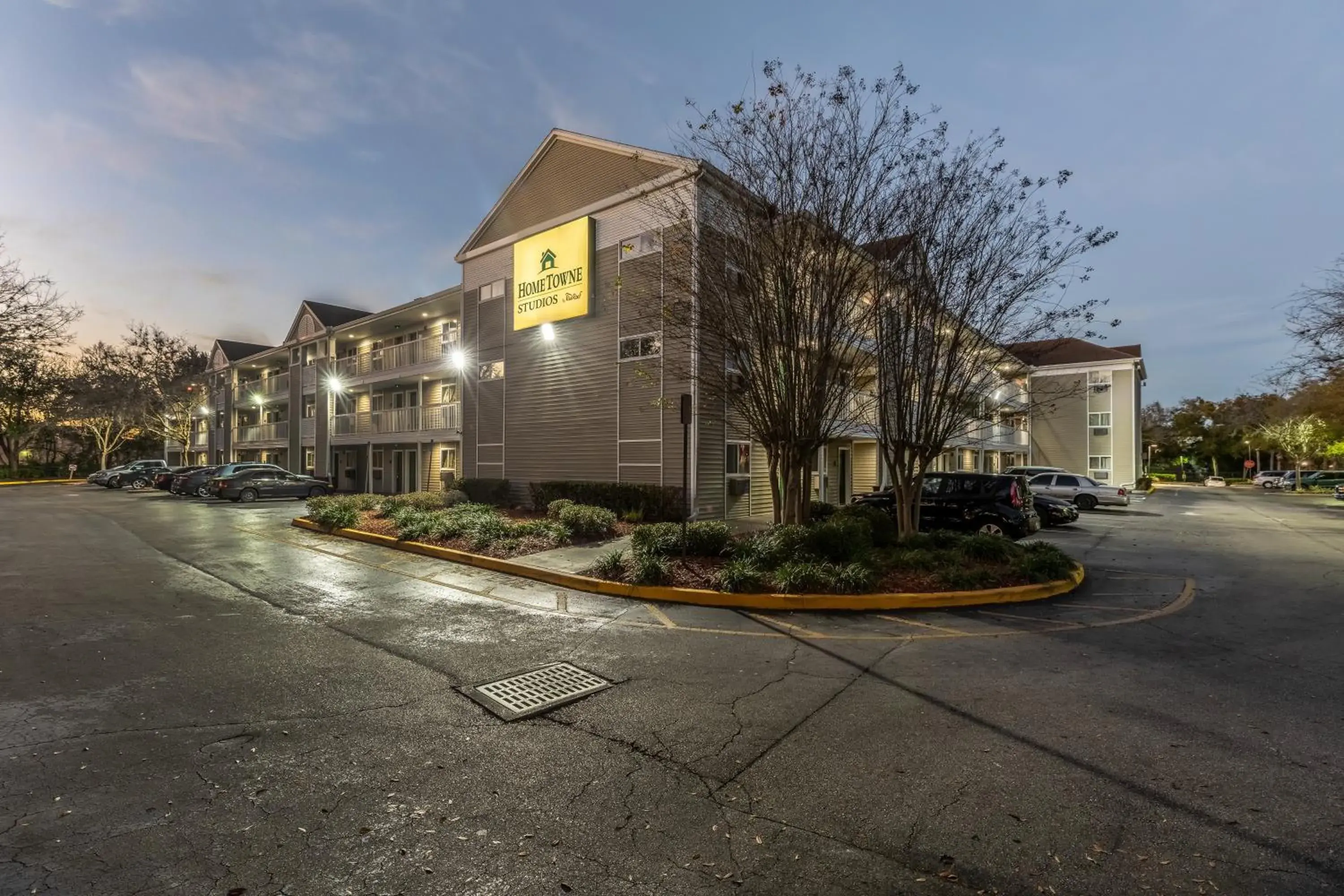 Property building in HomeTowne Studios by Red Roof Orlando - Casselberry Property building in HomeTowne Studios by Red Roof Orlando - Casselberry