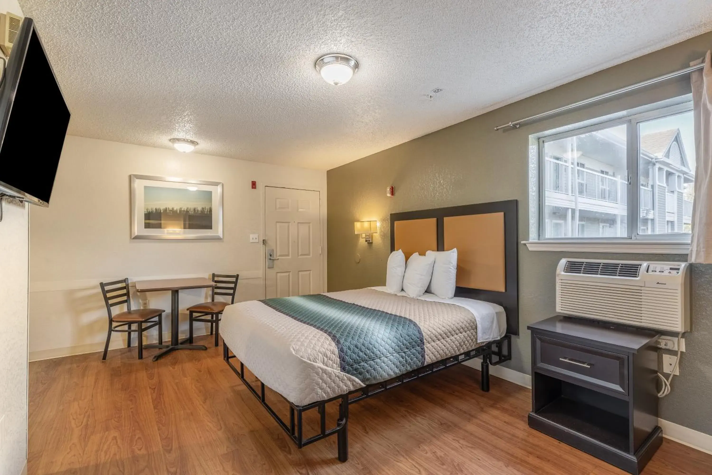 Photo of the whole room, Bed in HomeTowne Studios by Red Roof Orlando - Casselberry Photo of the whole room, Bed in HomeTowne Studios by Red Roof Orlando - Casselberry