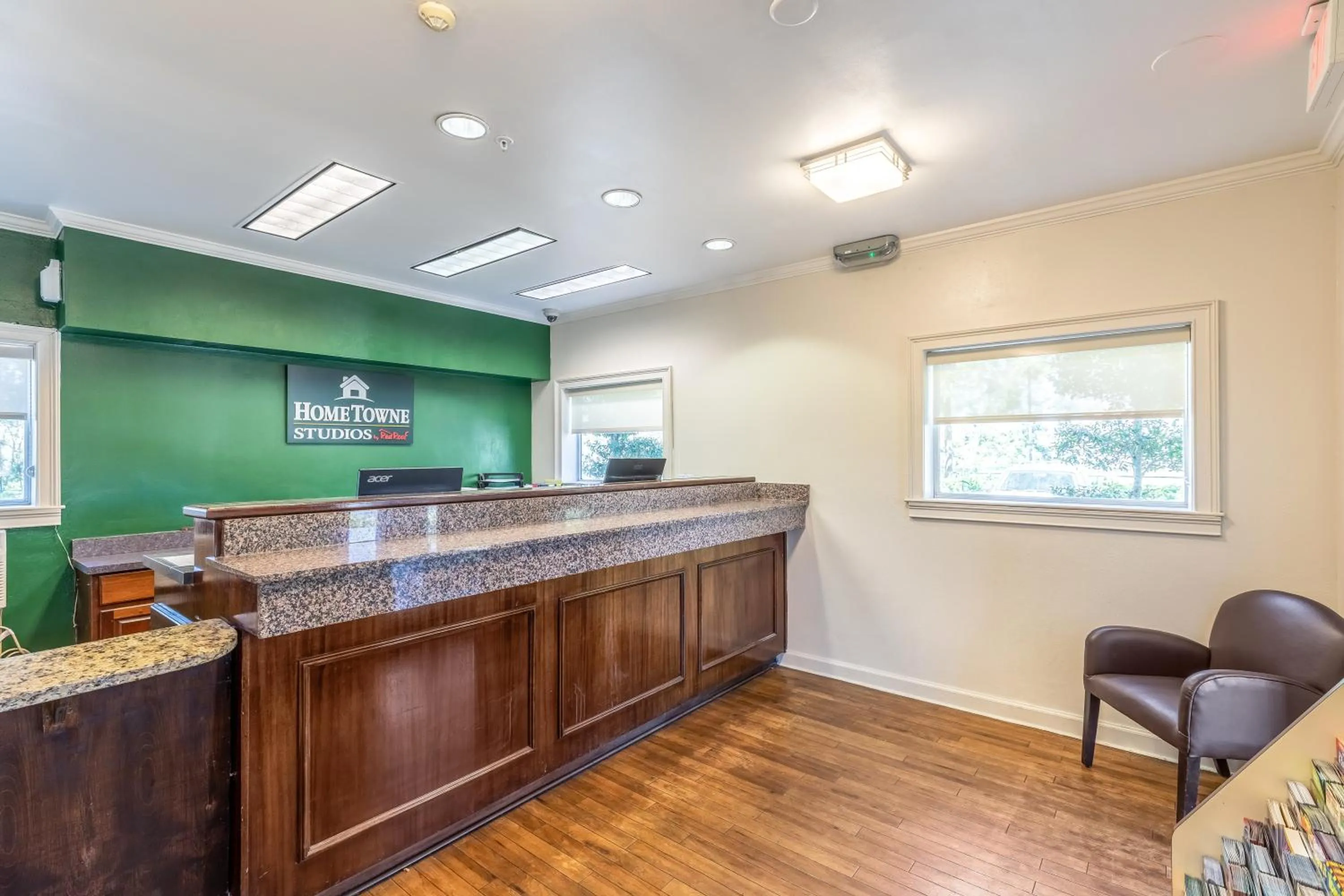 Lobby or reception in HomeTowne Studios by Red Roof Orlando - Casselberry