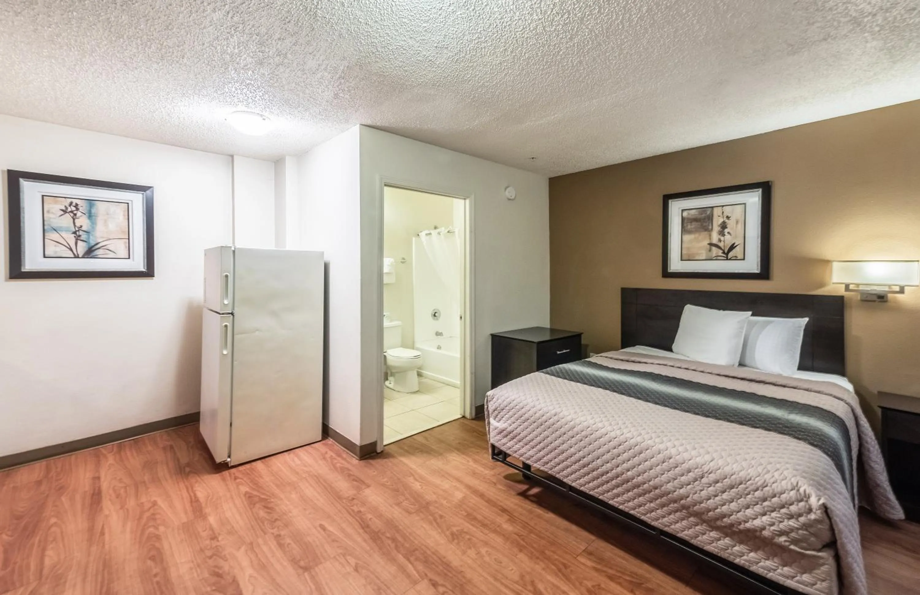 Photo of the whole room, Bed in HomeTowne Studios by Red Roof Orlando South