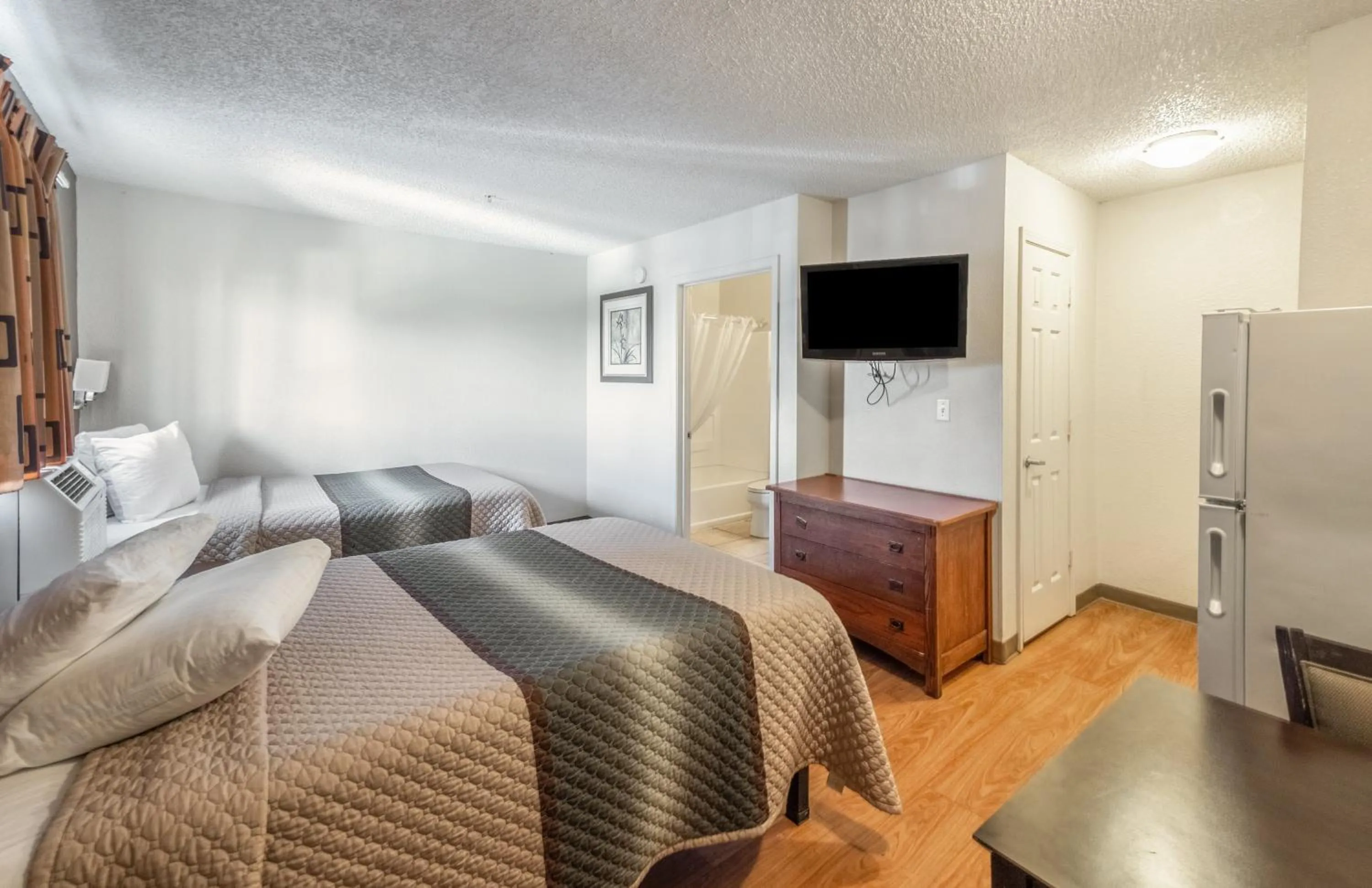 Photo of the whole room, Bed in HomeTowne Studios by Red Roof Orlando South