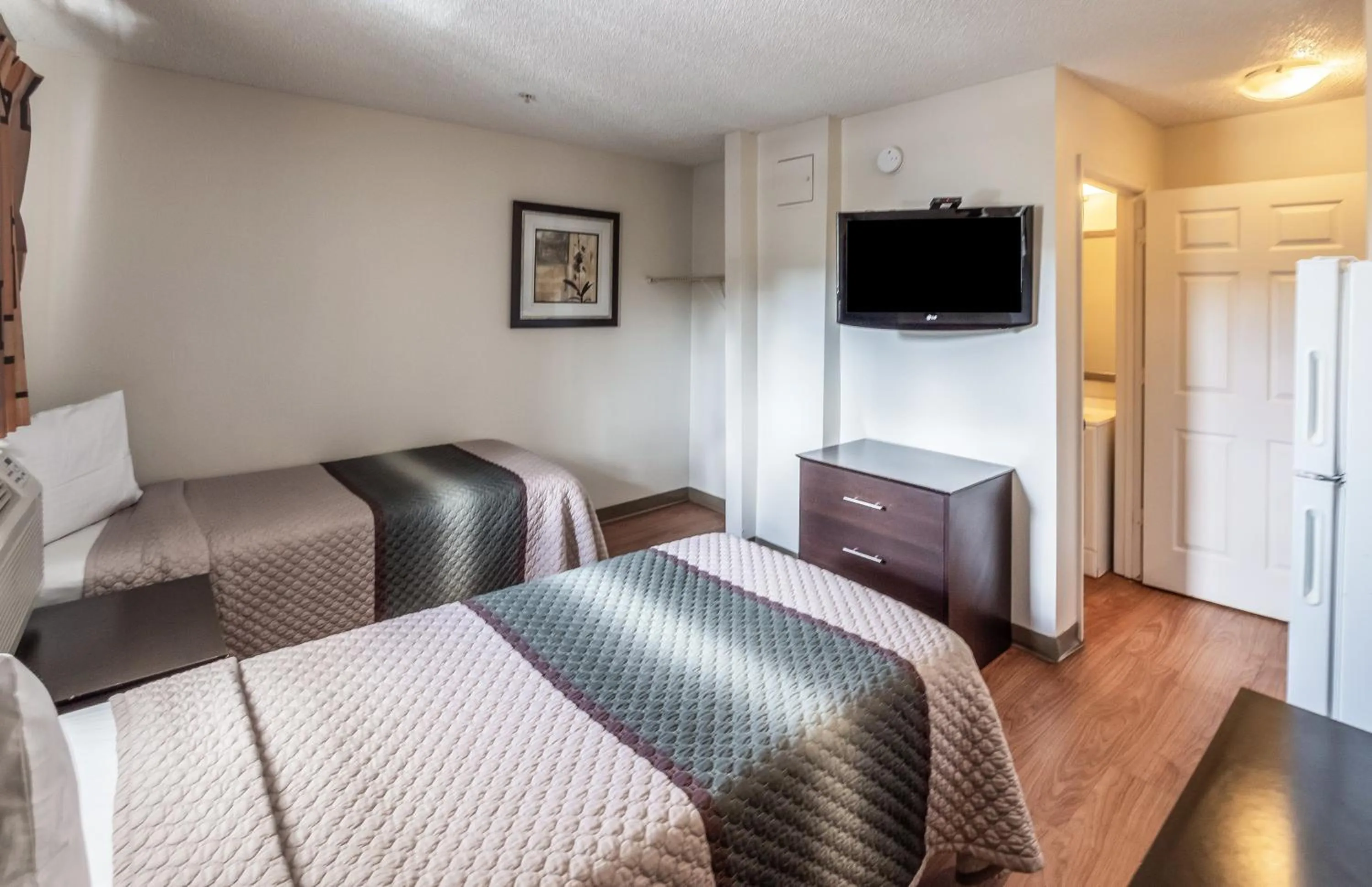 Photo of the whole room, Bed in HomeTowne Studios by Red Roof Orlando South