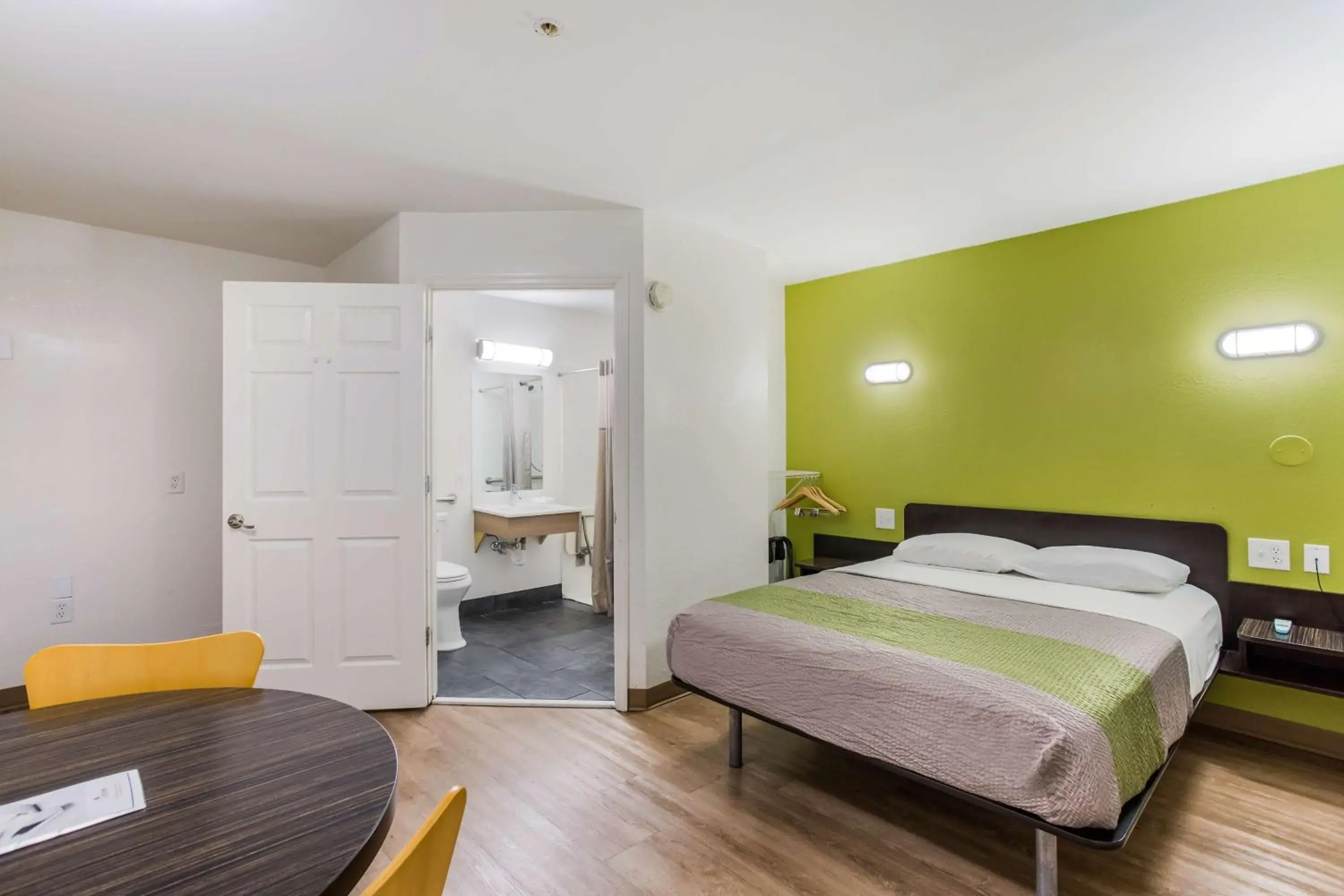 Photo of the whole room, Bed in Motel 6-Jacksonville, FL - South Photo of the whole room, Bed in Motel 6-Jacksonville, FL - South