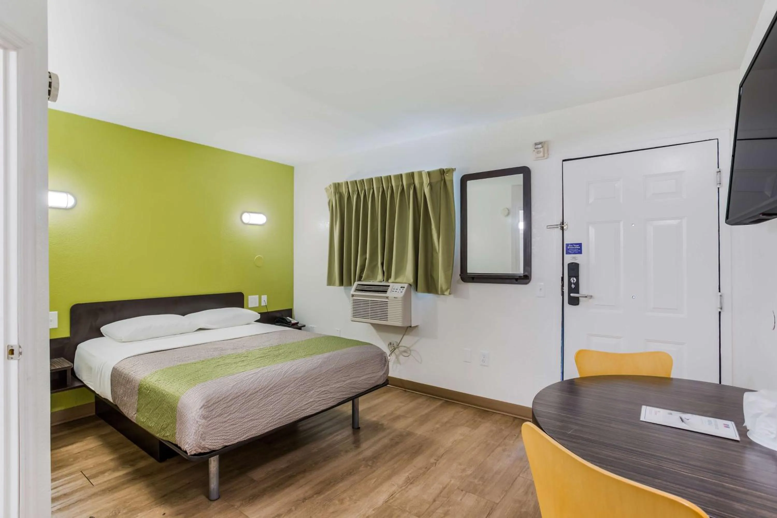 Photo of the whole room, Bed in Motel 6-Jacksonville, FL - South