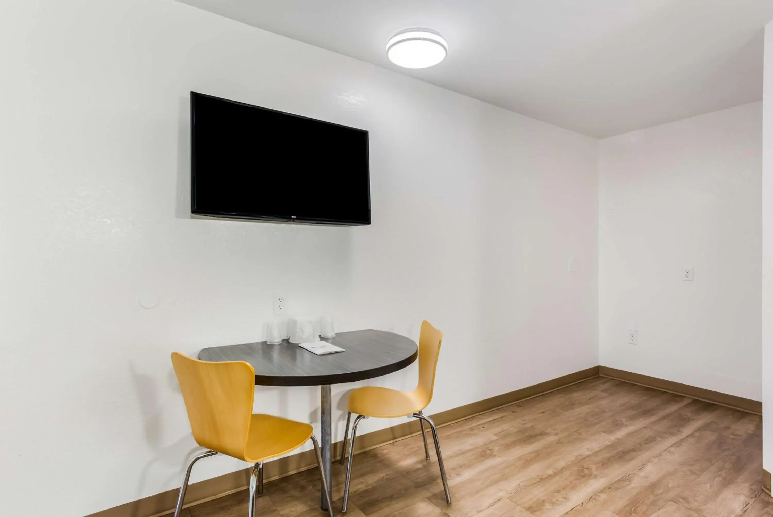 Photo of the whole room in Motel 6-Jacksonville, FL - South Photo of the whole room in Motel 6-Jacksonville, FL - South