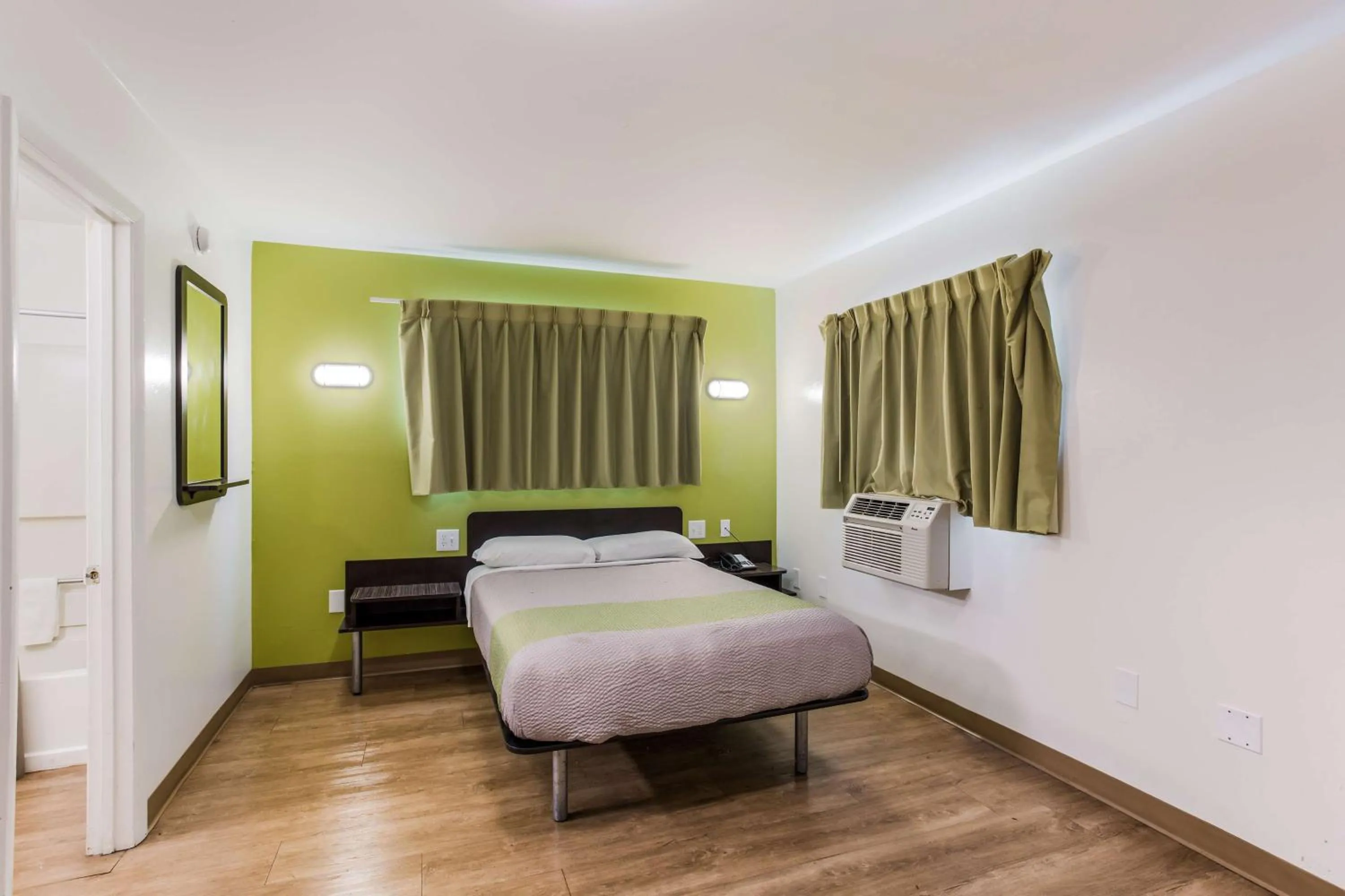 Photo of the whole room, Bed in Motel 6-Jacksonville, FL - South