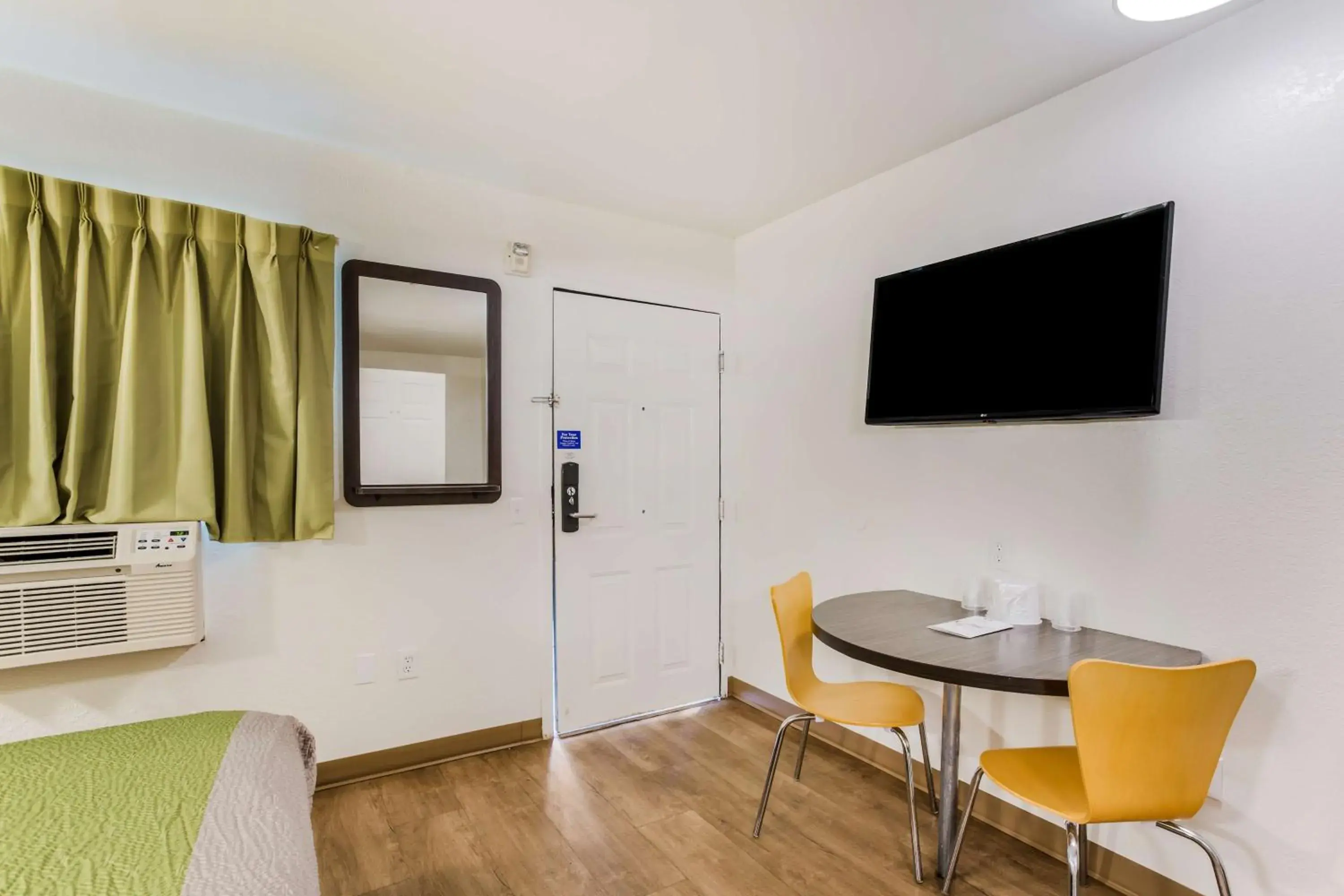 Photo of the whole room in Motel 6-Jacksonville, FL - South Photo of the whole room in Motel 6-Jacksonville, FL - South