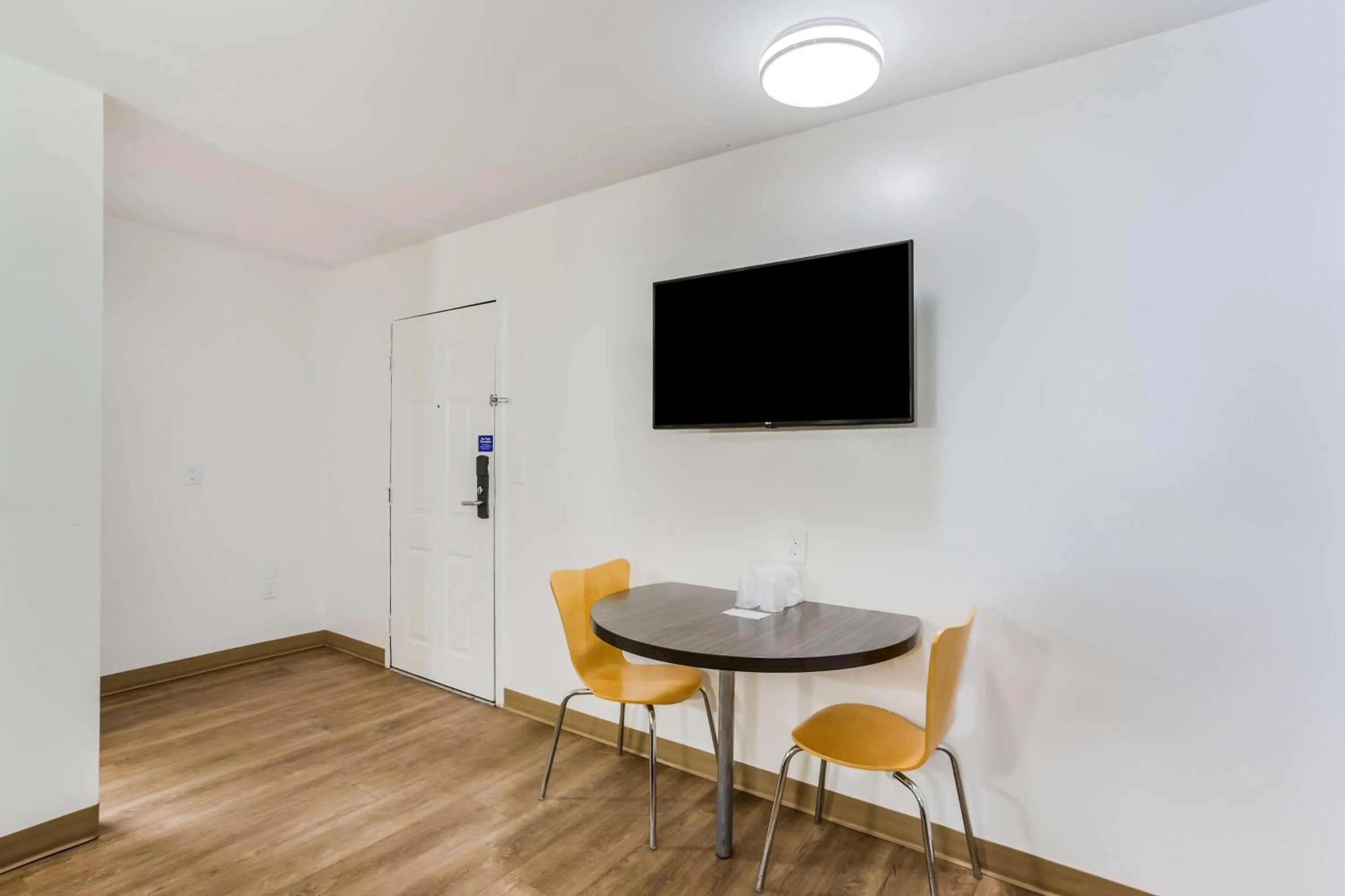 Photo of the whole room in Motel 6-Jacksonville, FL - South