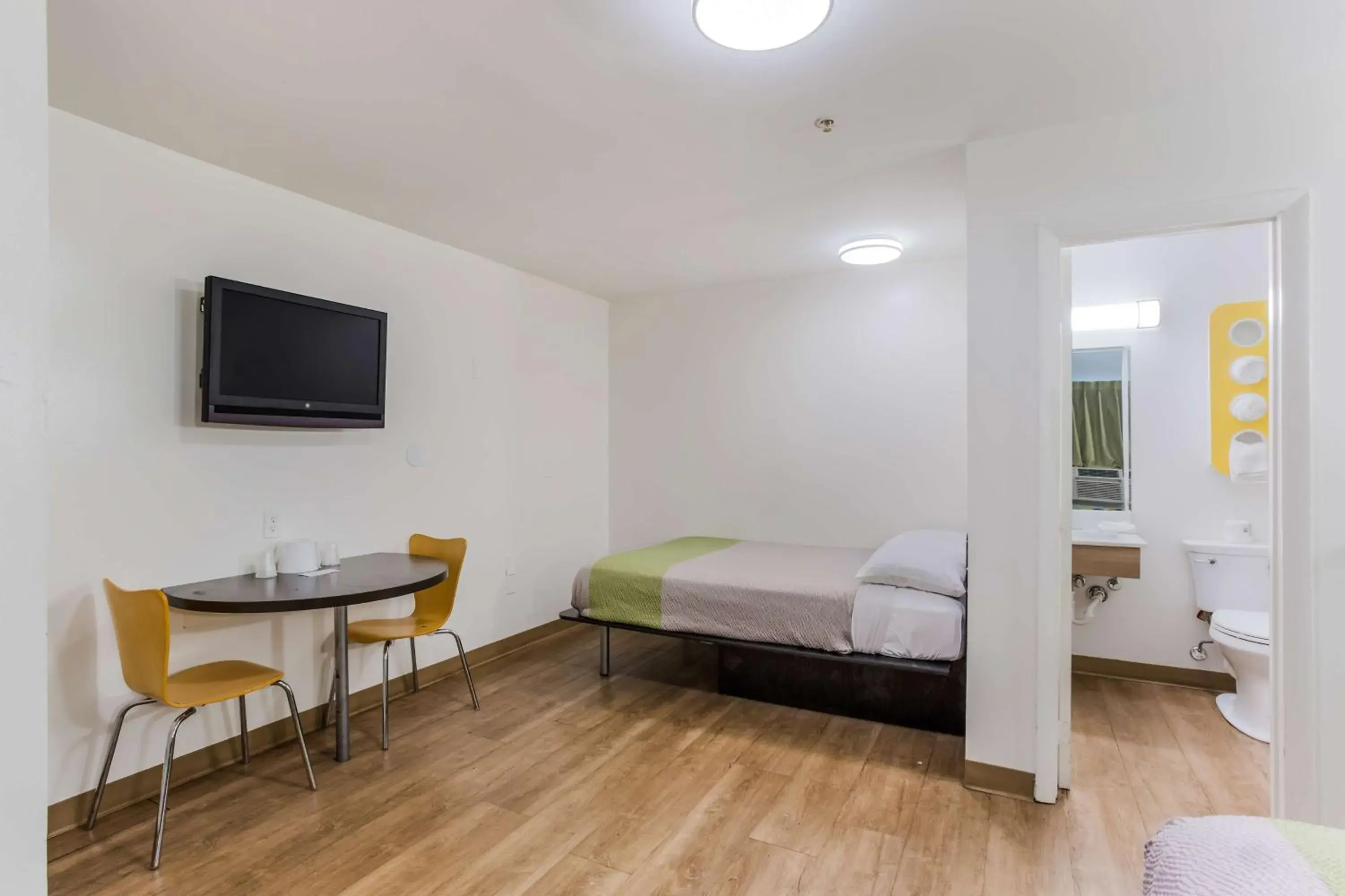 Photo of the whole room, Bed in Motel 6-Jacksonville, FL - South Photo of the whole room, Bed in Motel 6-Jacksonville, FL - South