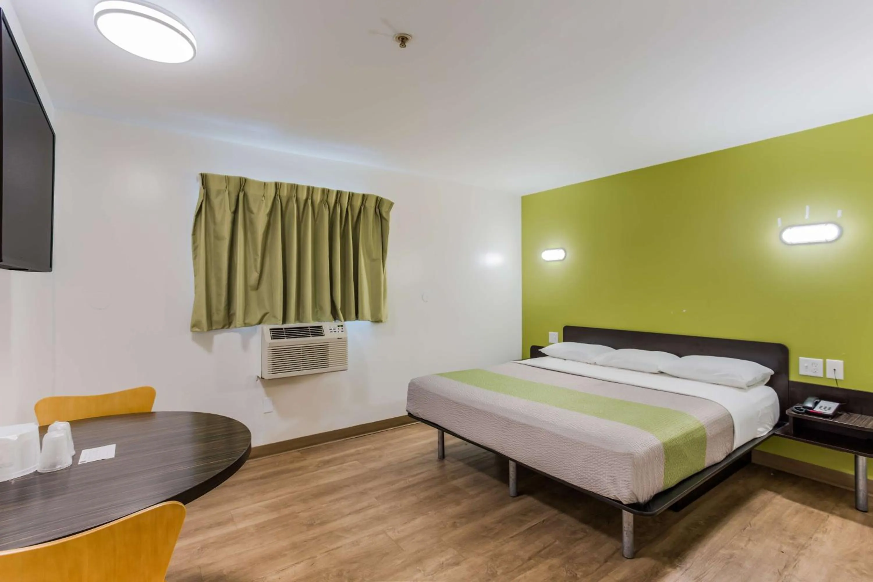 Photo of the whole room, Bed in Motel 6-Jacksonville, FL - South