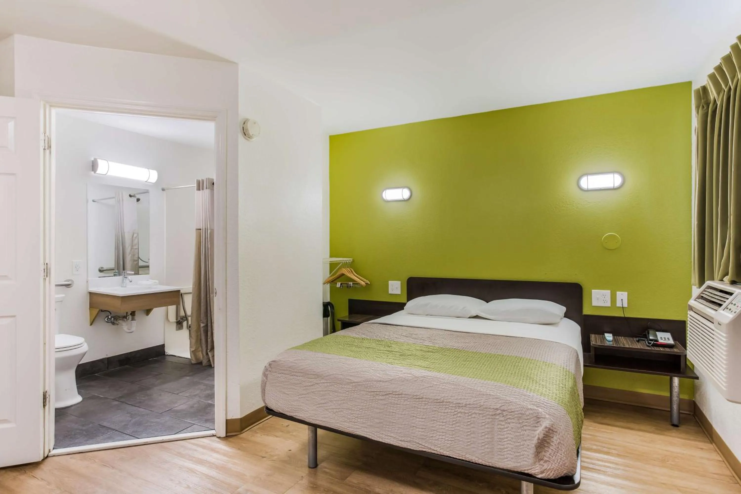 Photo of the whole room, Bed in Motel 6-Jacksonville, FL - South