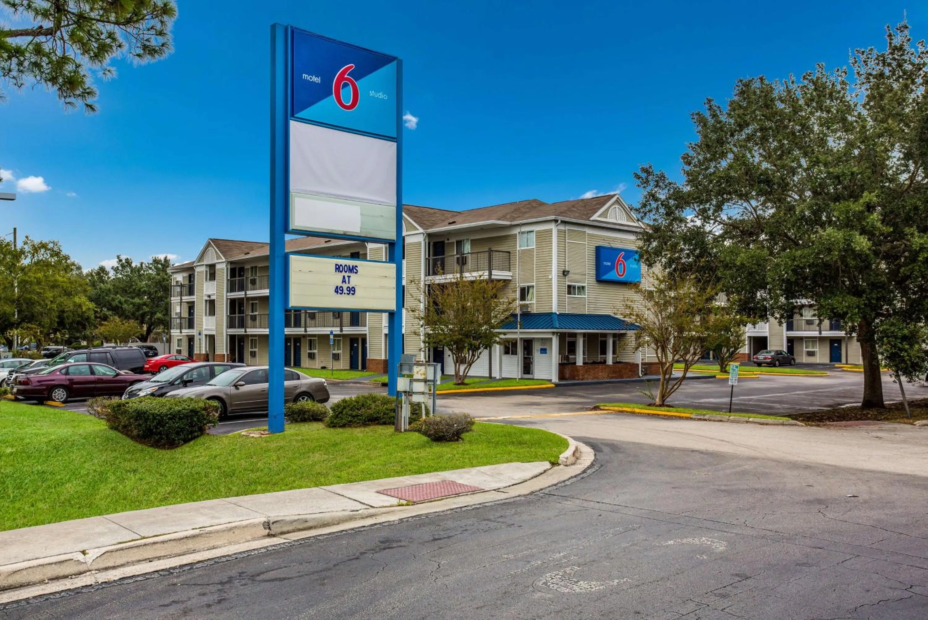 Property building in Motel 6-Jacksonville, FL - South