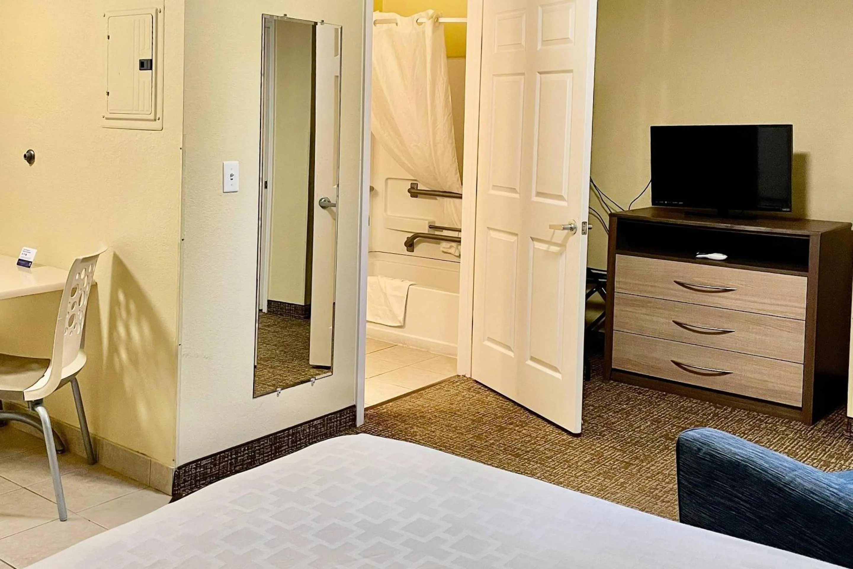 Bedroom, Bed in Suburban Studios Fort Myers Cape Coral