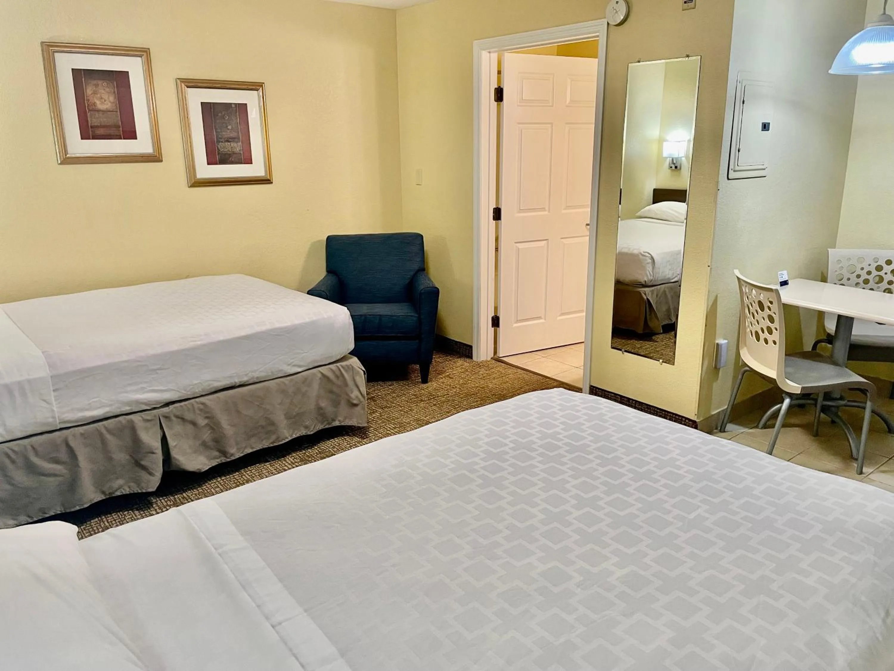 Photo of the whole room, Bed in Suburban Studios Fort Myers Cape Coral