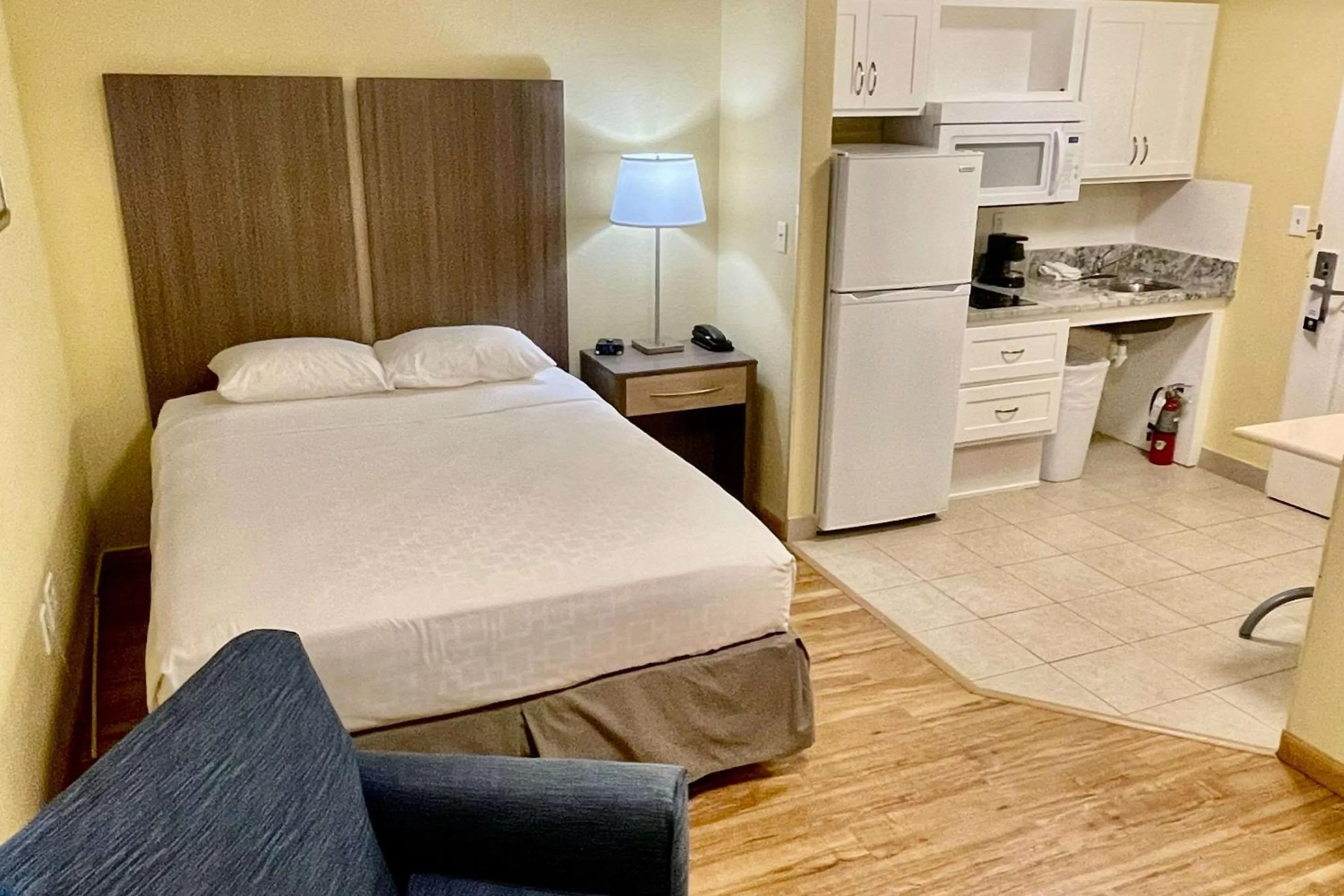 Bedroom, Bed in Suburban Studios Fort Myers Cape Coral