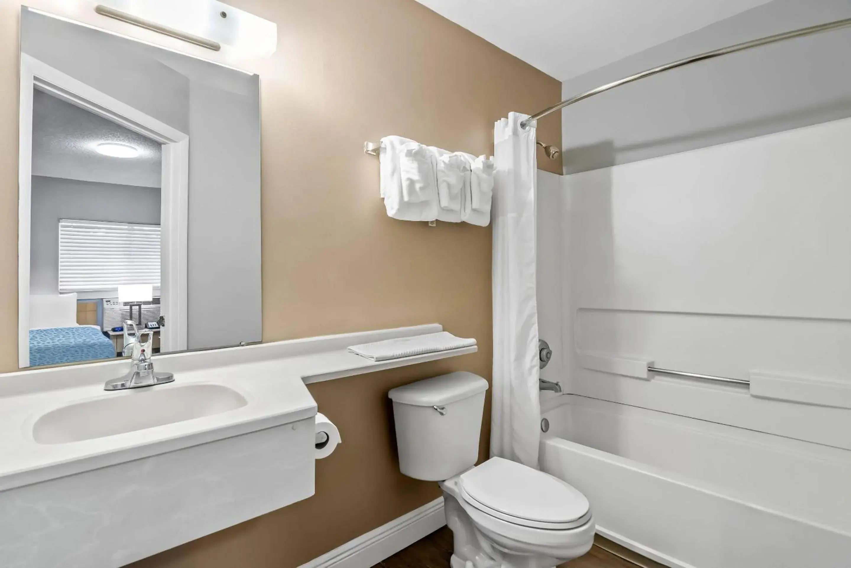 Bedroom in Suburban Studios Stuart near Federal Hwy 1 Bedroom in Suburban Studios Stuart near Federal Hwy 1