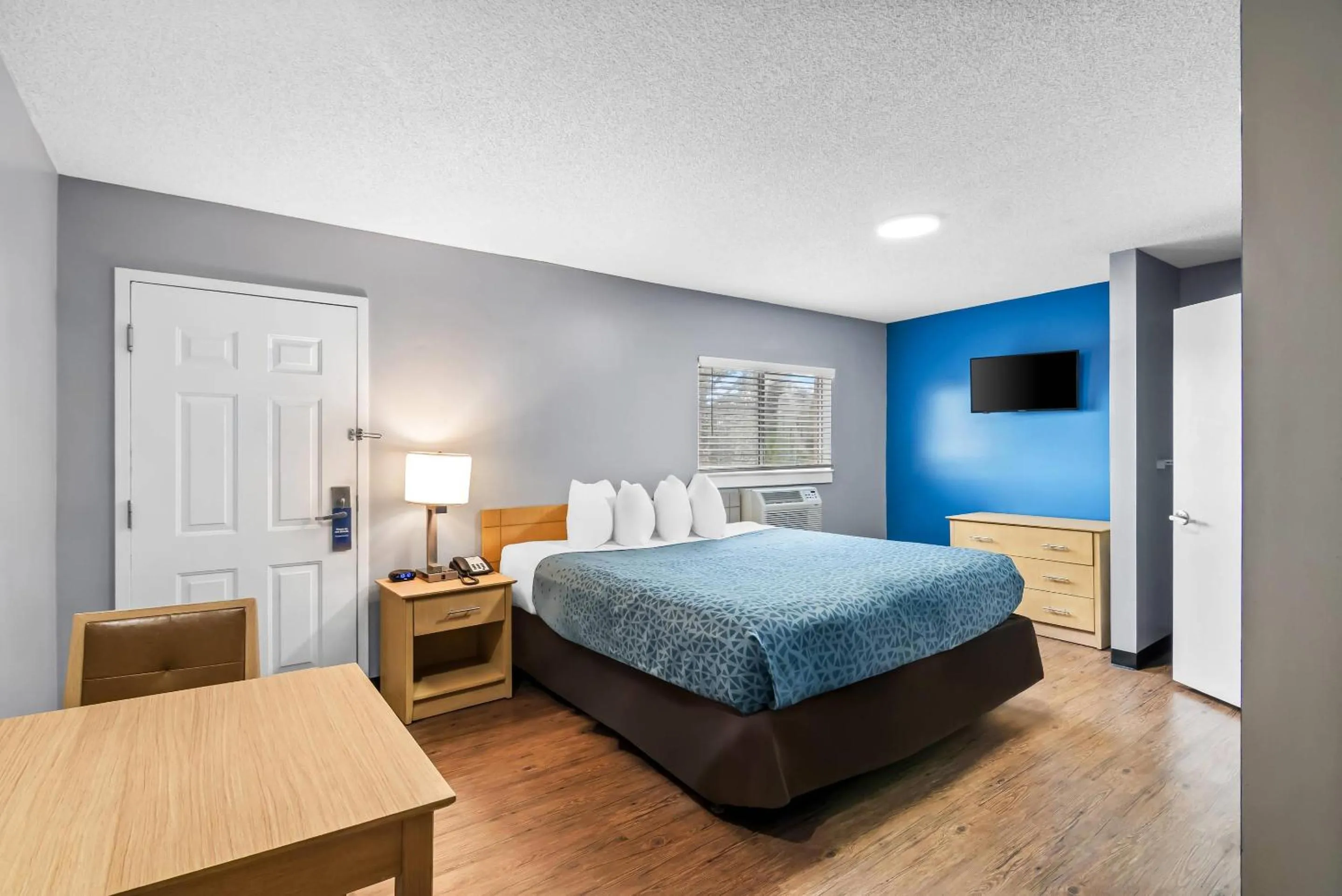 Bedroom, Bed in Suburban Studios Stuart near Federal Hwy 1