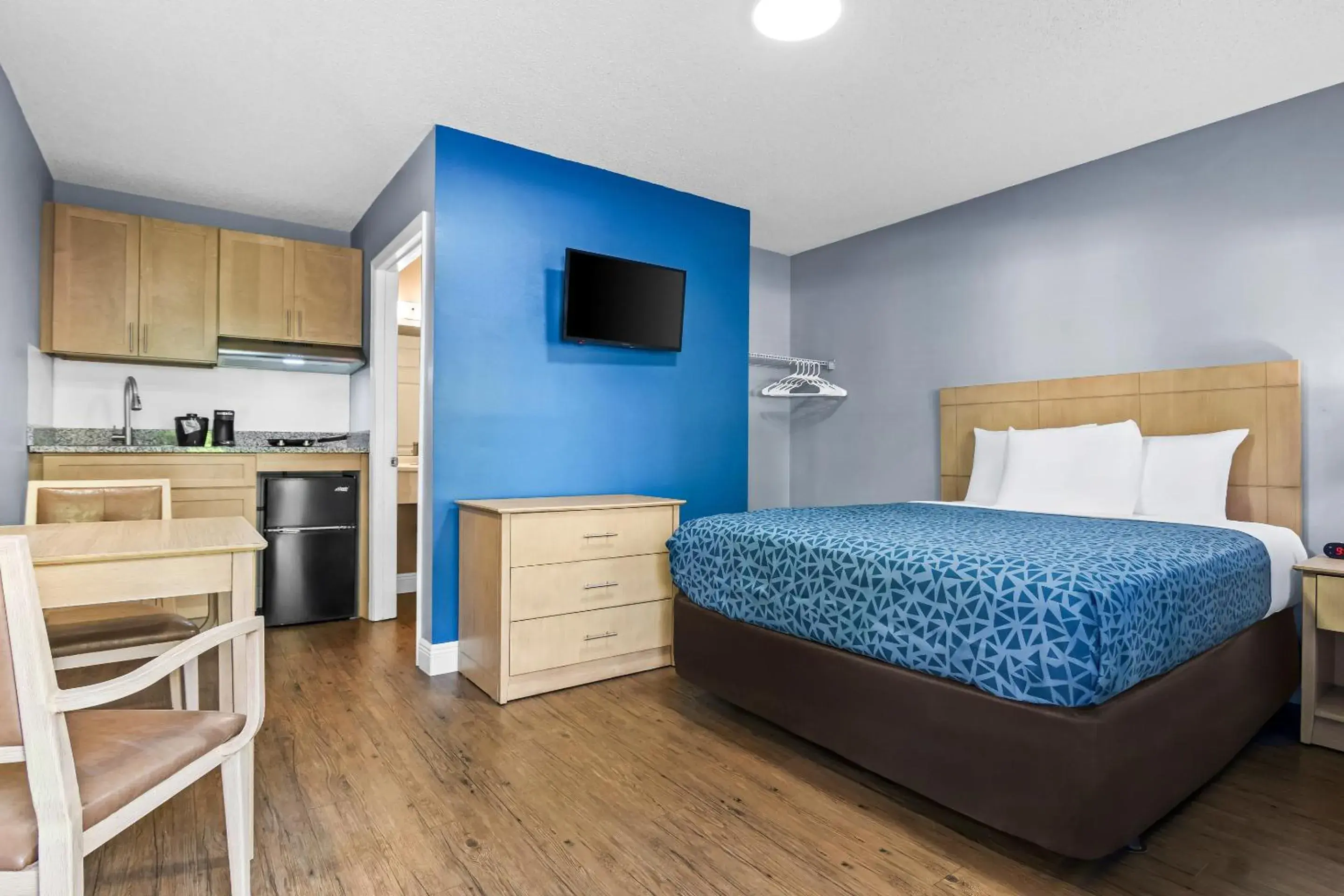 Queen Room - Non-Smoking in Suburban Studios Stuart near Federal Hwy 1 Queen Room - Non-Smoking in Suburban Studios Stuart near Federal Hwy 1