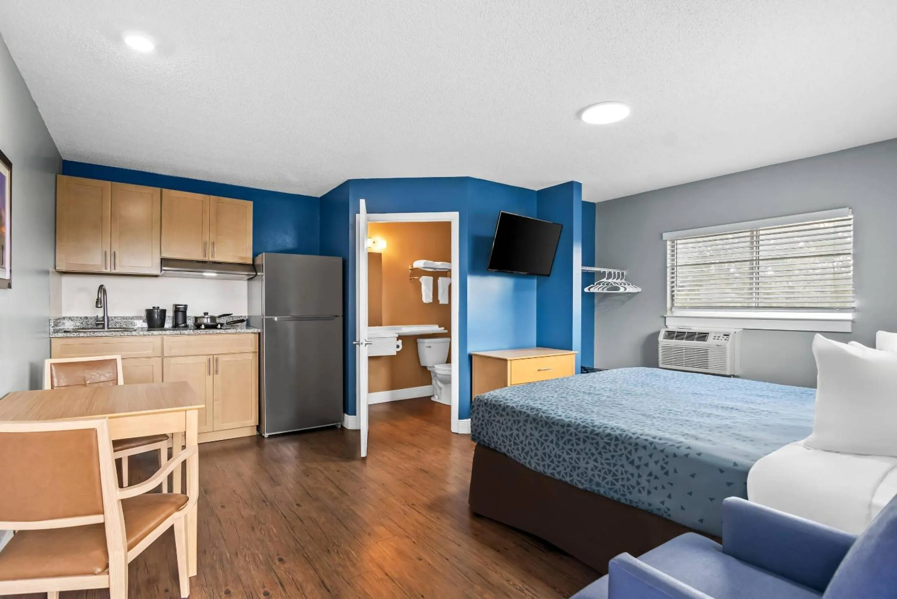 Bedroom, Bed in Suburban Studios Stuart near Federal Hwy 1