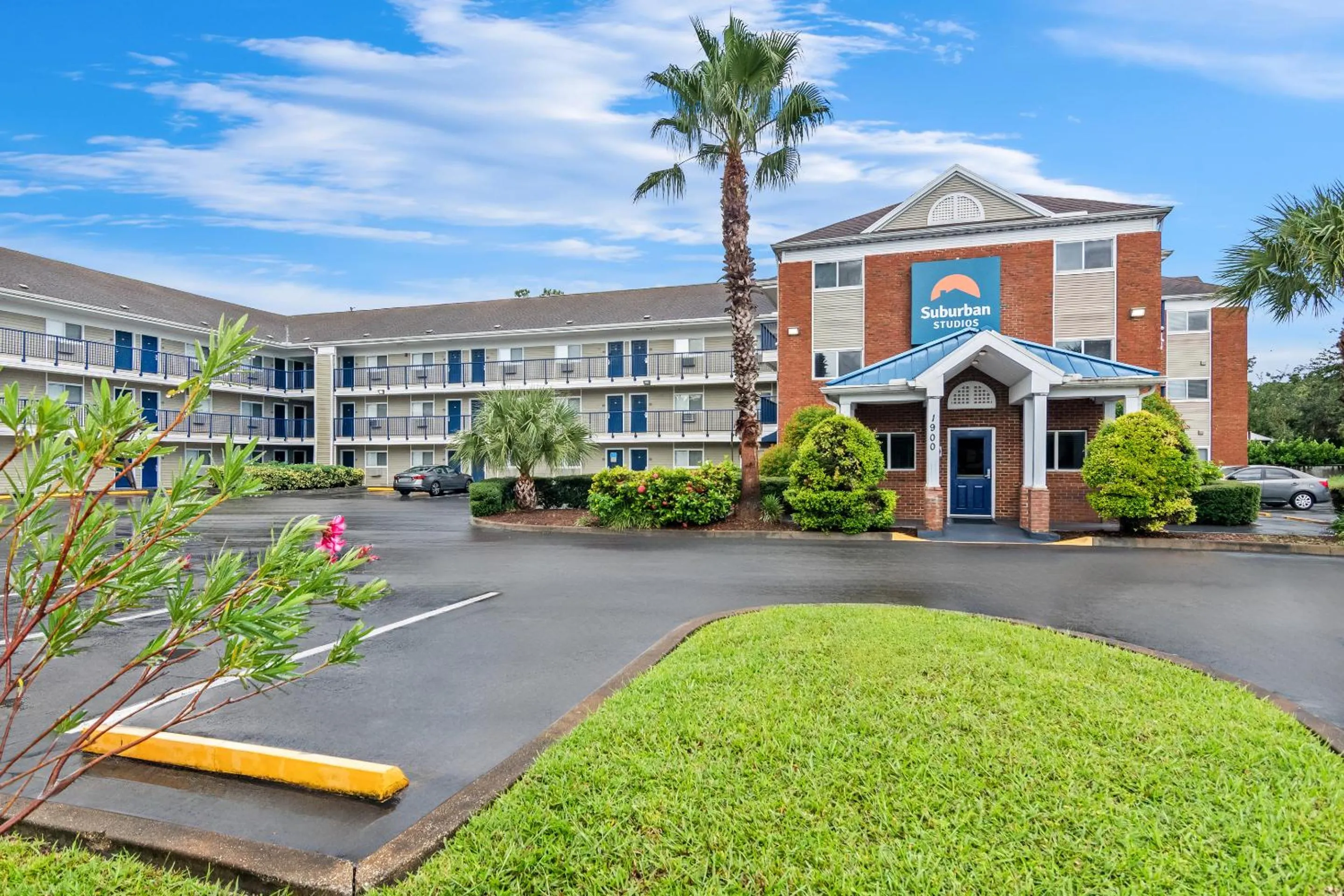 Property building in Suburban Studios Stuart near Federal Hwy 1