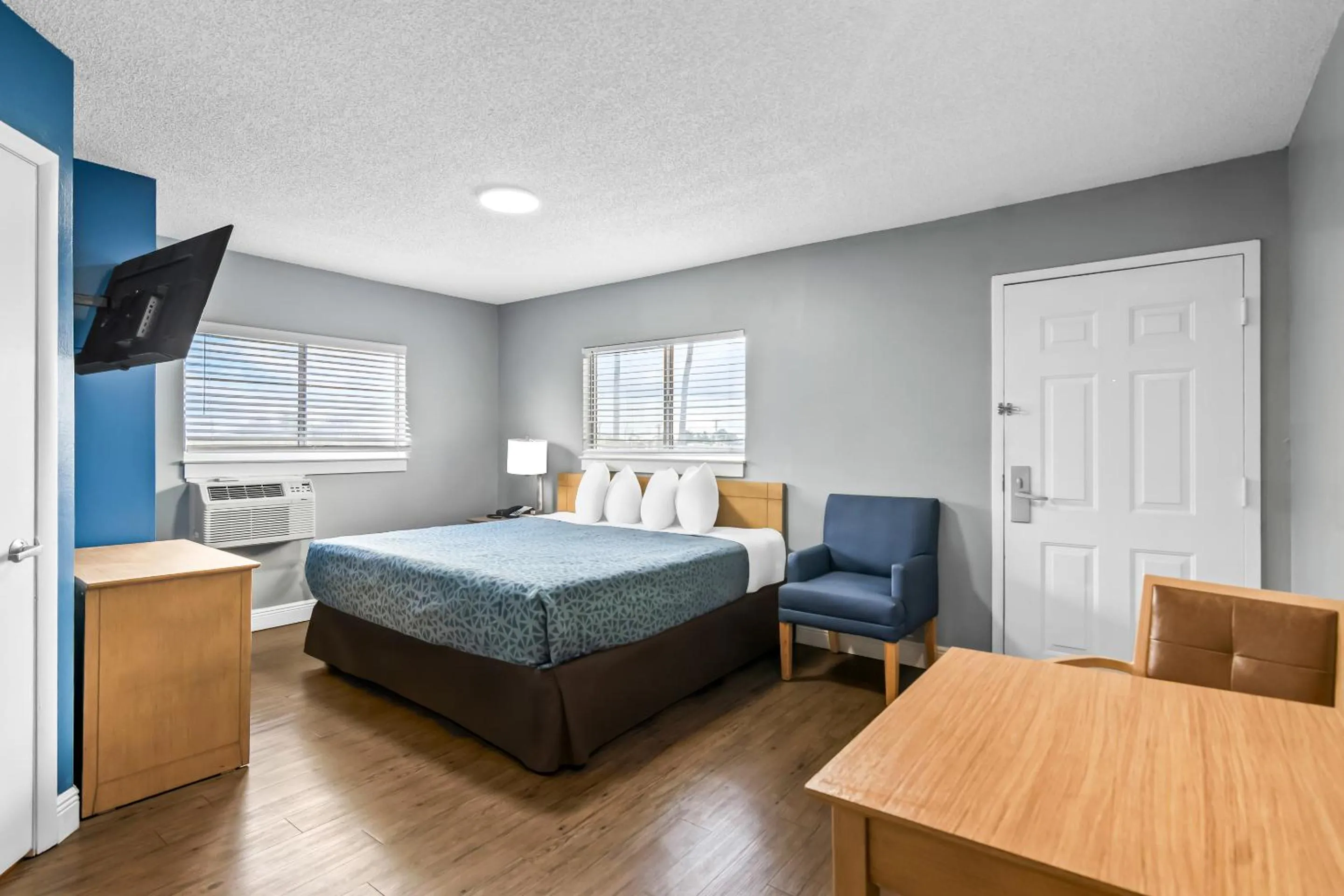 Bedroom, Bed in Suburban Studios Stuart near Federal Hwy 1