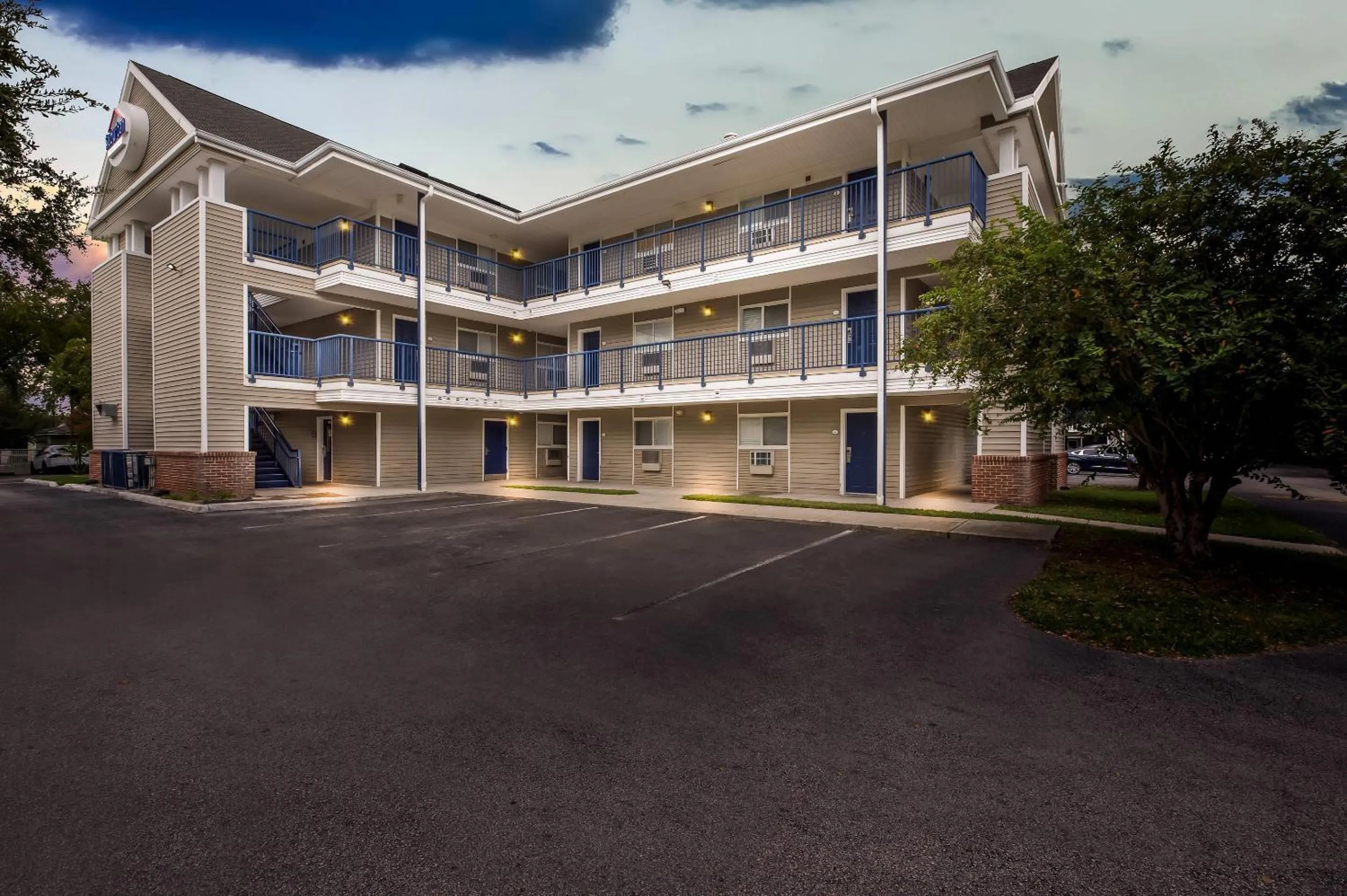 Property building in Suburban Studios Lakeland North I-4