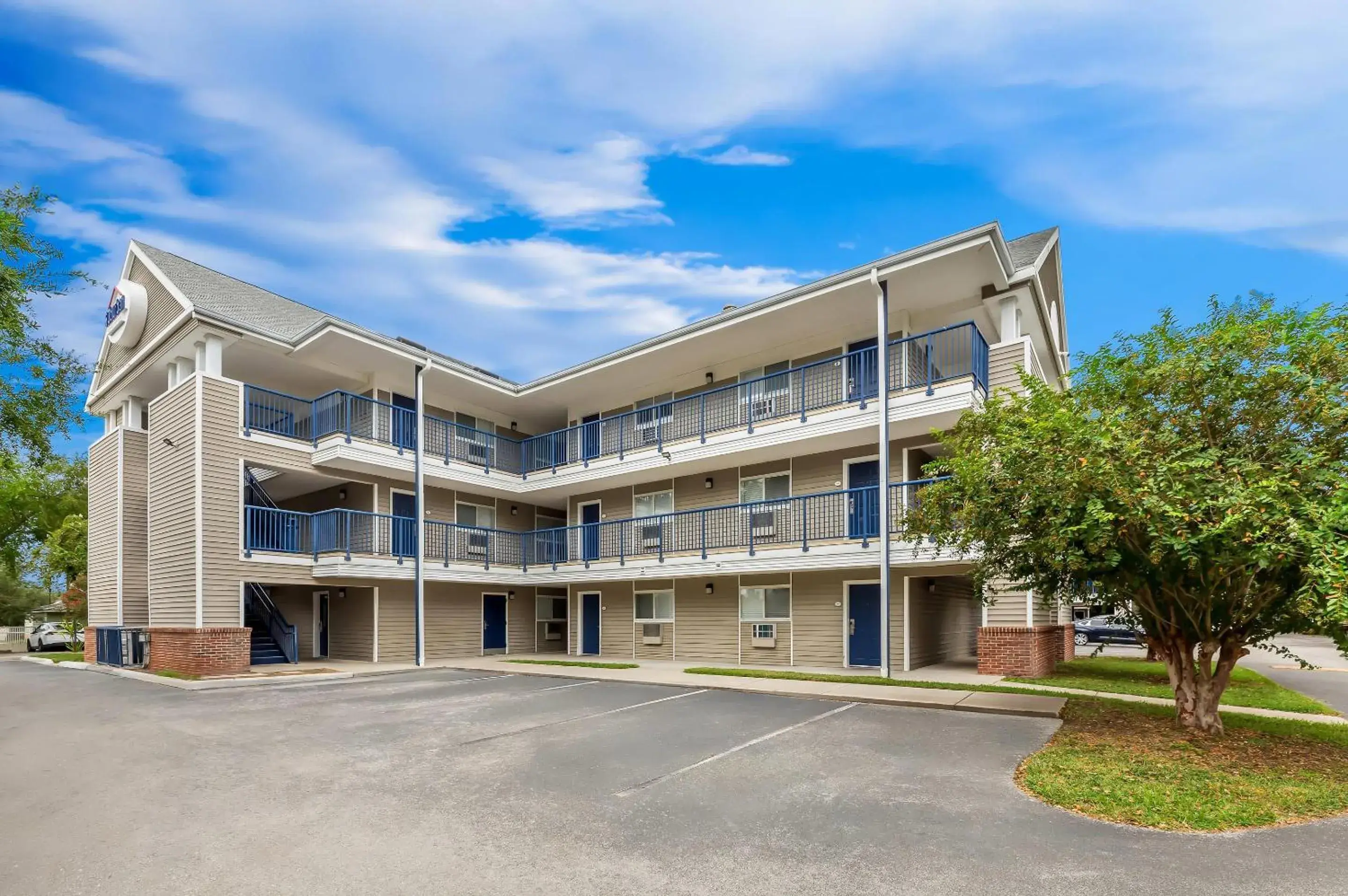 Property building in Suburban Studios Lakeland North I-4 Property building in Suburban Studios Lakeland North I-4