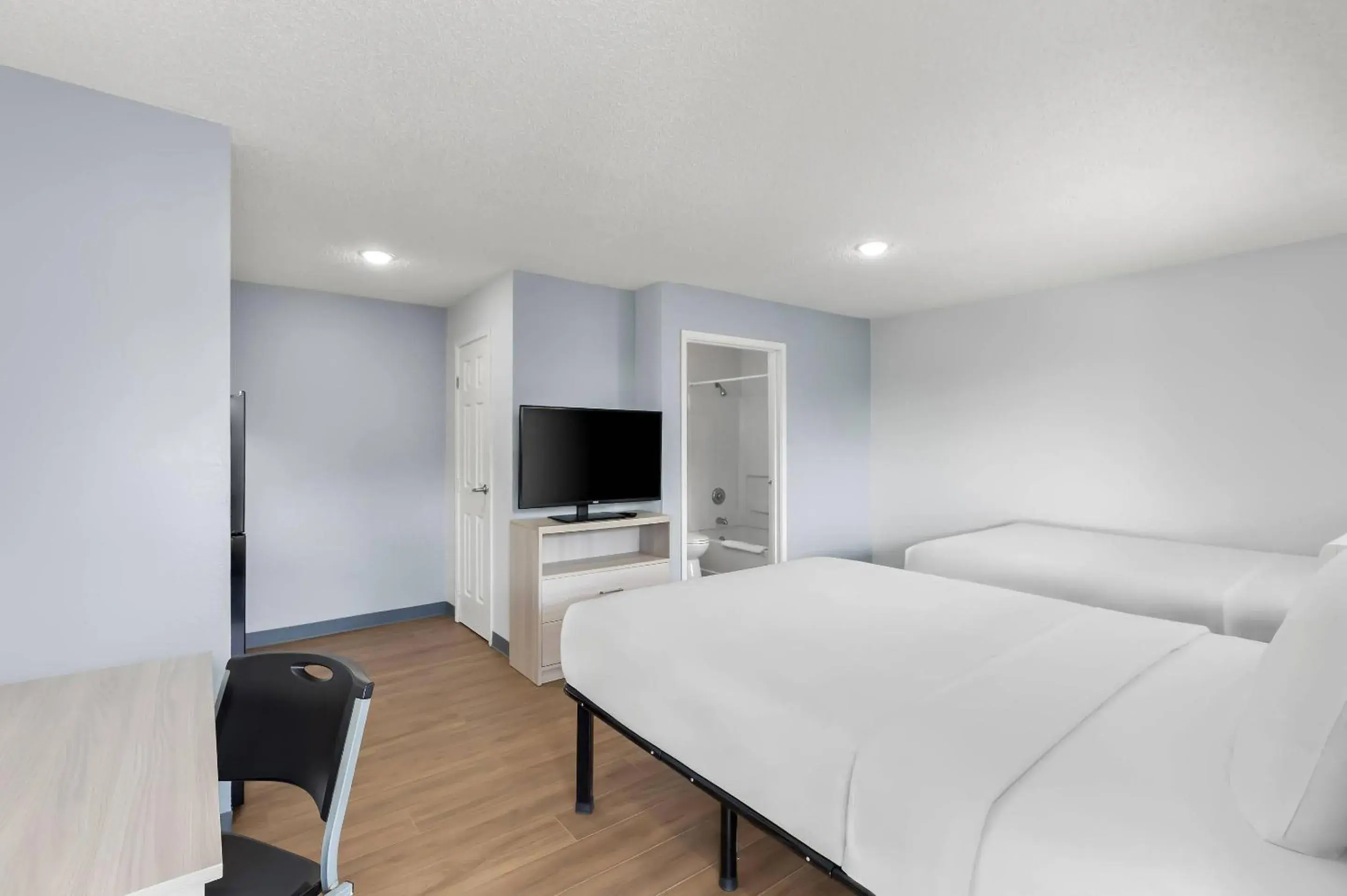 Bedroom, Bed in Suburban Studios Lakeland North I-4 Bedroom, Bed in Suburban Studios Lakeland North I-4