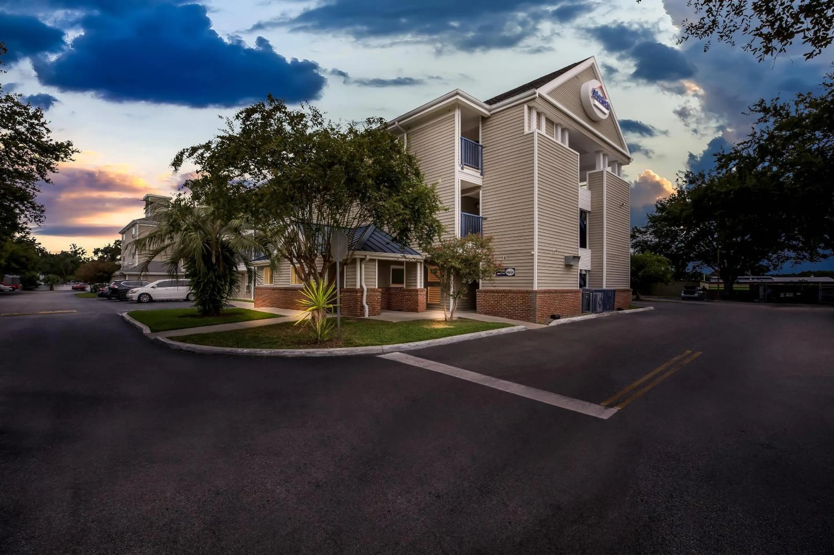 Property building in Suburban Studios Lakeland North I-4