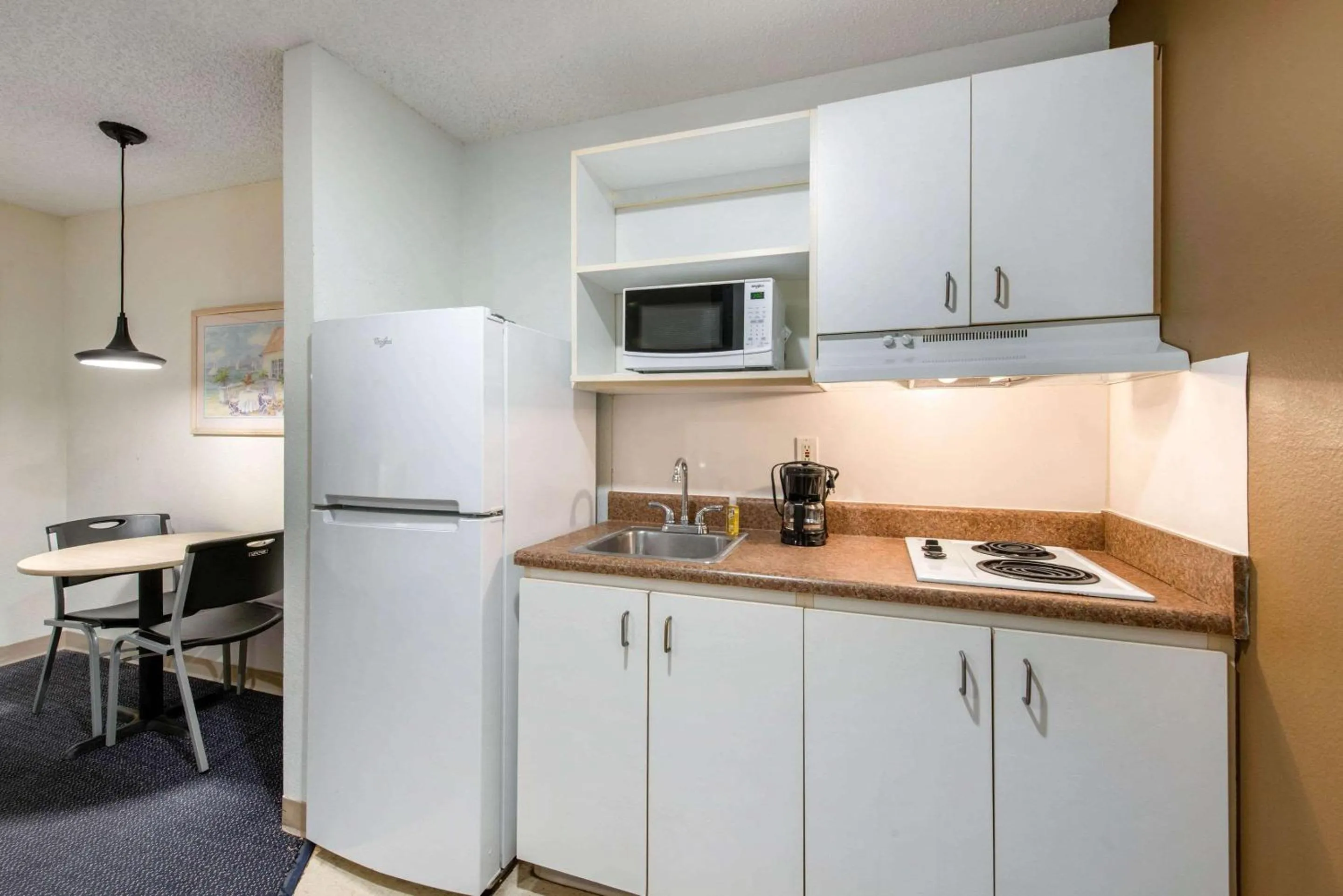 Photo of the whole room in Suburban Studios Lakeland North I-4