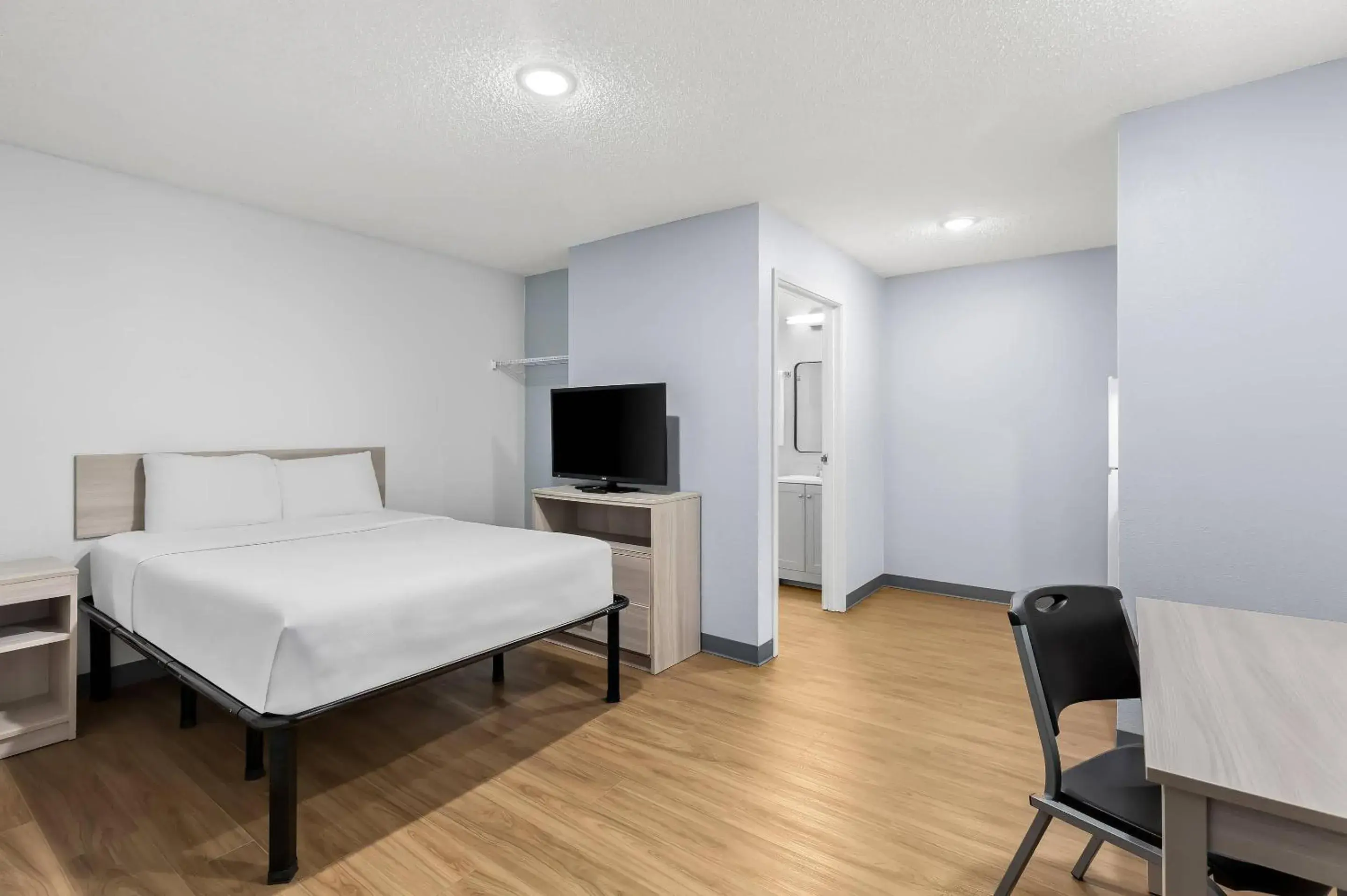 Bedroom, Bed in Suburban Studios Lakeland North I-4 Bedroom, Bed in Suburban Studios Lakeland North I-4