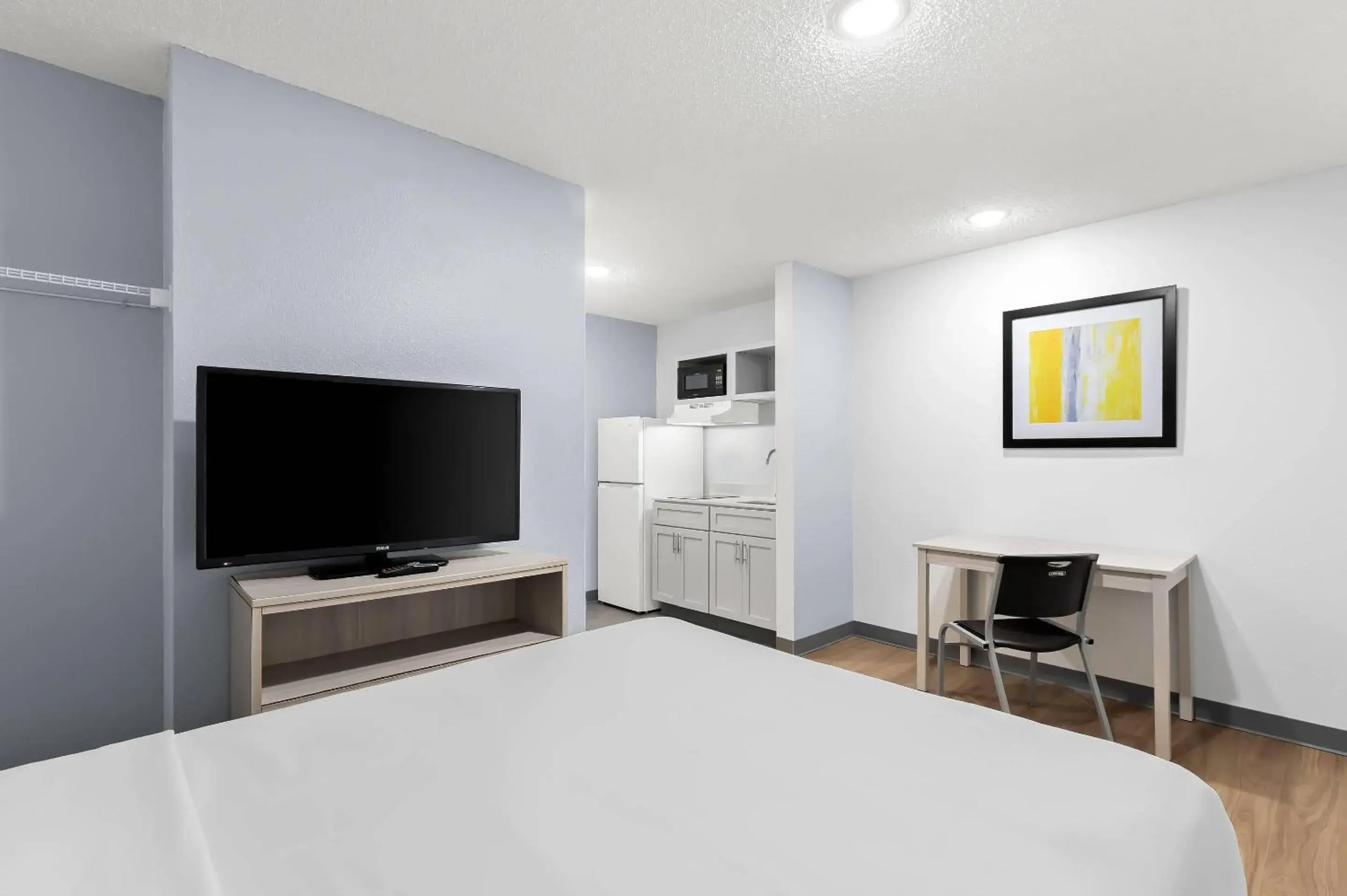 Bedroom, Bed in Suburban Studios Lakeland North I-4 Bedroom, Bed in Suburban Studios Lakeland North I-4