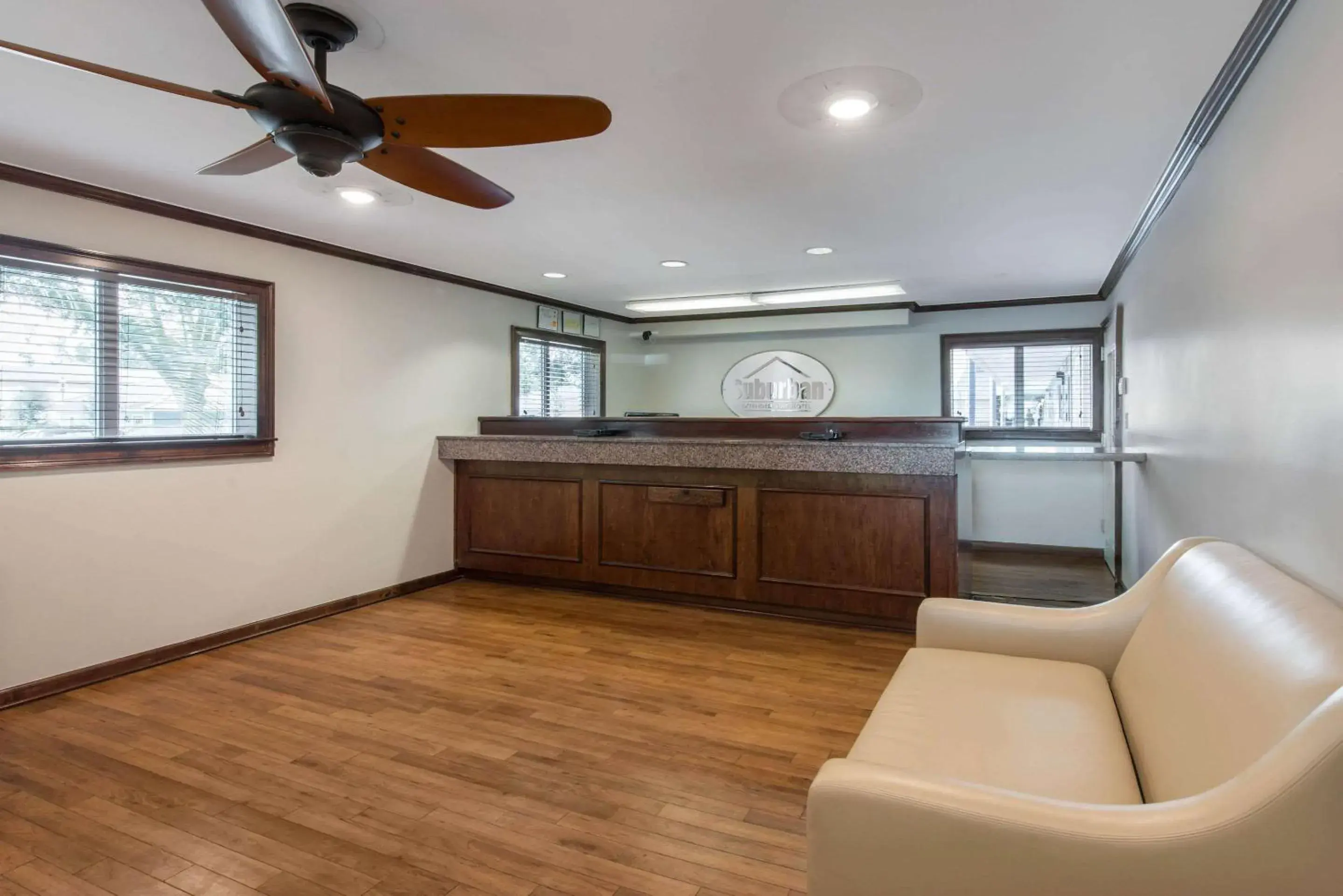 Lobby or reception in Suburban Studios Lakeland North I-4 Lobby or reception in Suburban Studios Lakeland North I-4