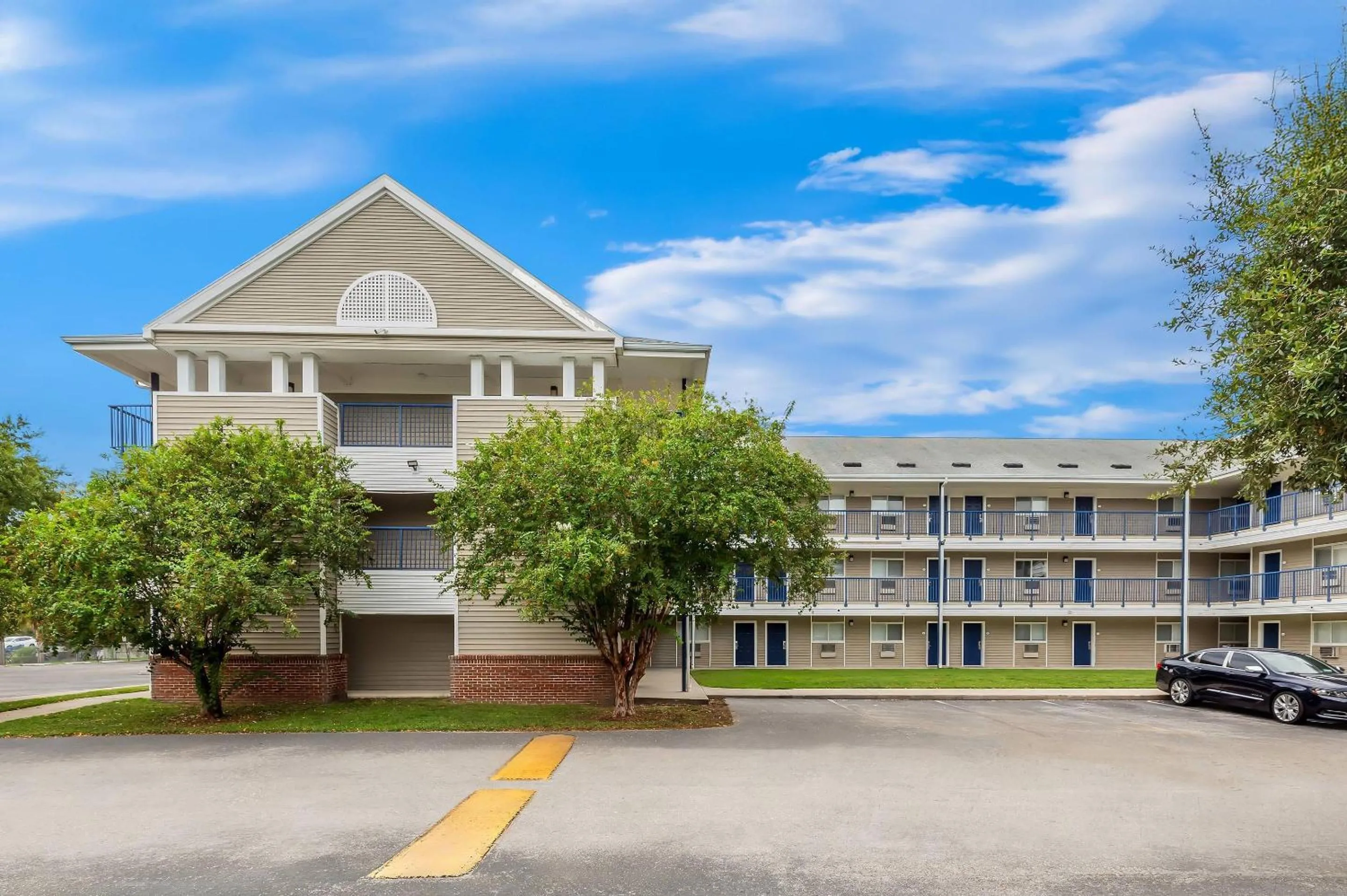 Property building in Suburban Studios Lakeland North I-4