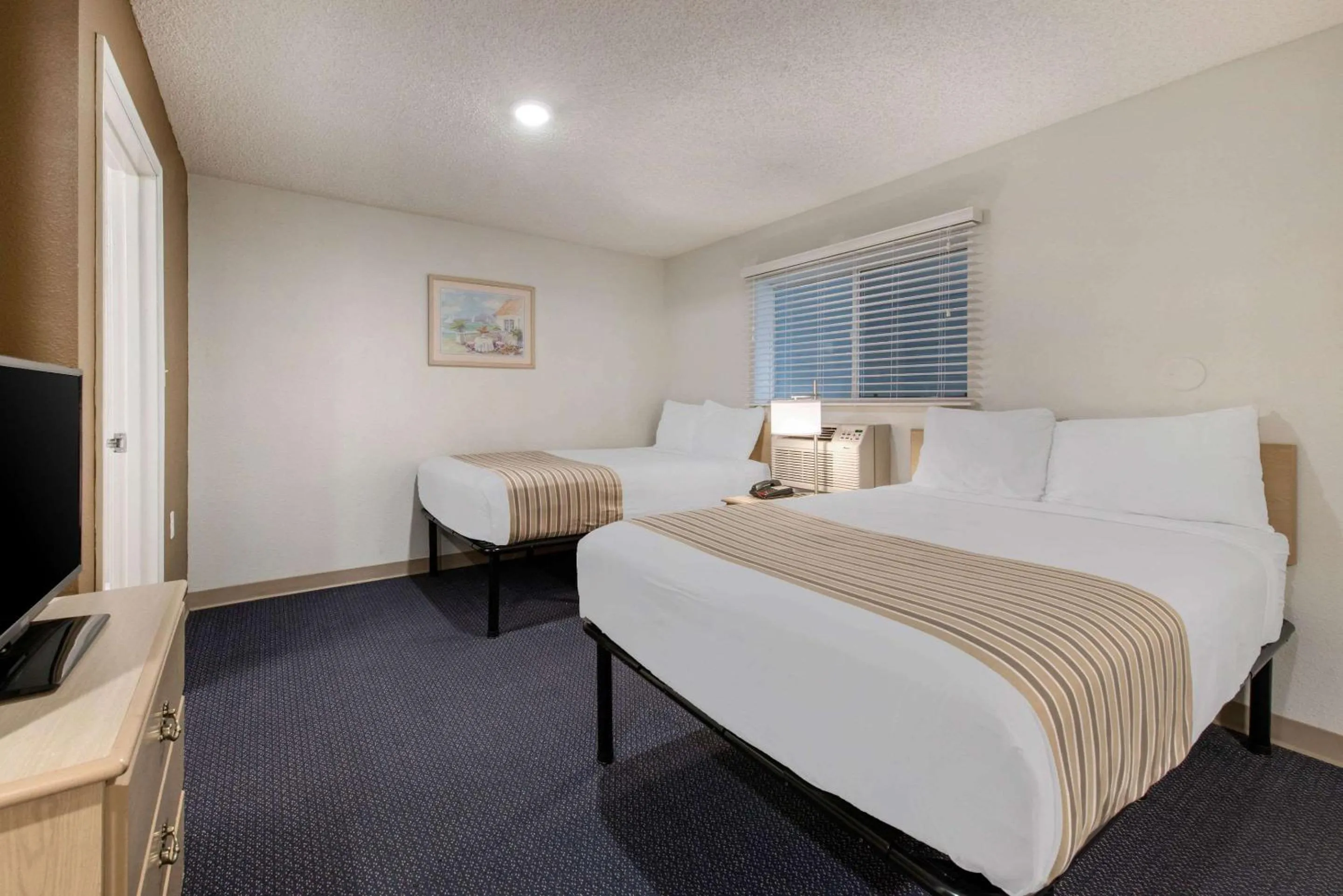 Photo of the whole room in Suburban Studios Lakeland North I-4