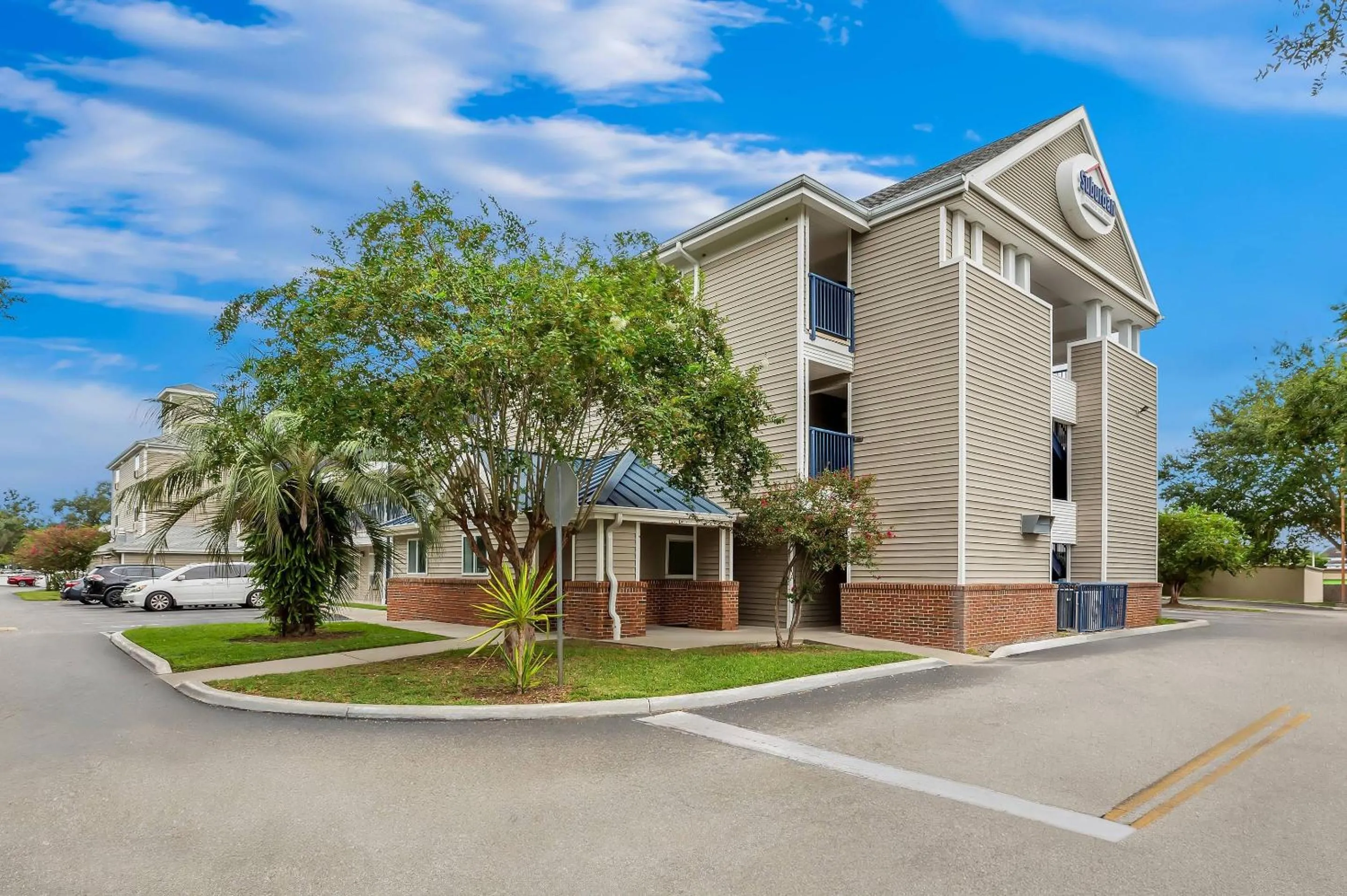 Property building in Suburban Studios Lakeland North I-4