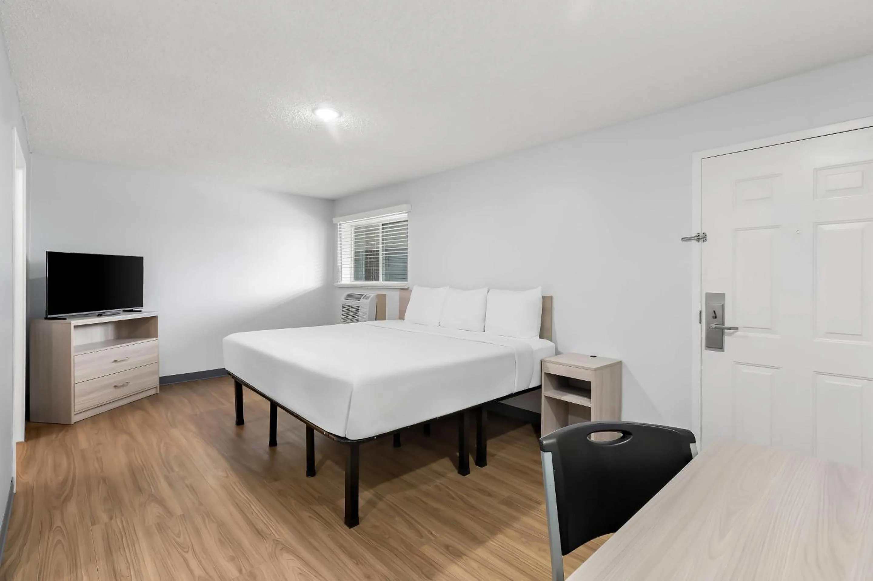 Bedroom in Suburban Studios Lakeland North I-4