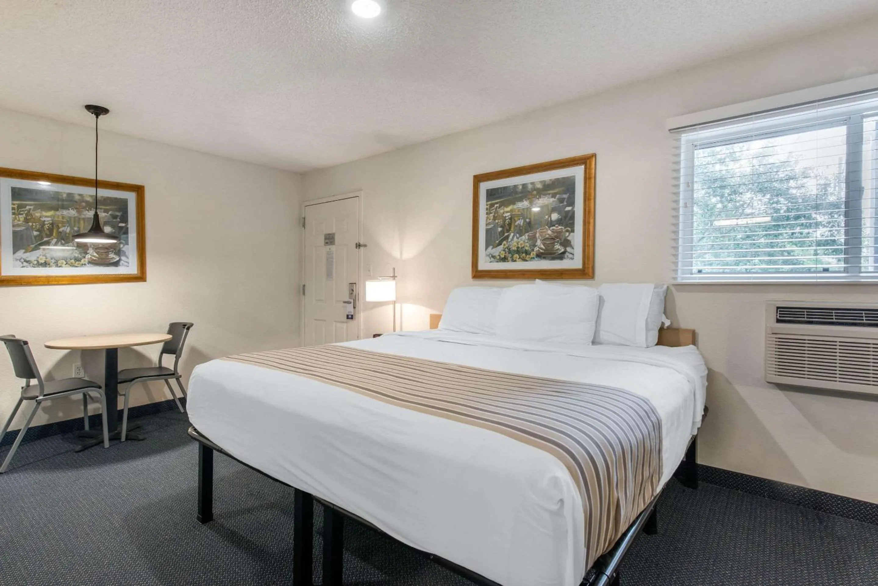 Photo of the whole room in Suburban Studios Lakeland North I-4