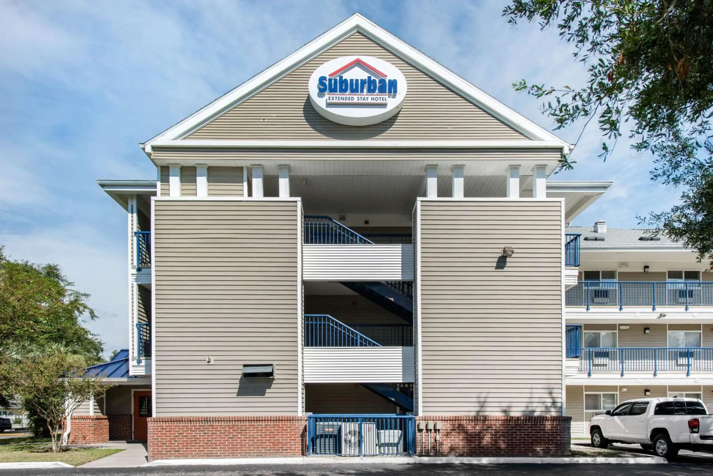 Property building in Suburban Studios Lakeland North I-4 Property building in Suburban Studios Lakeland North I-4