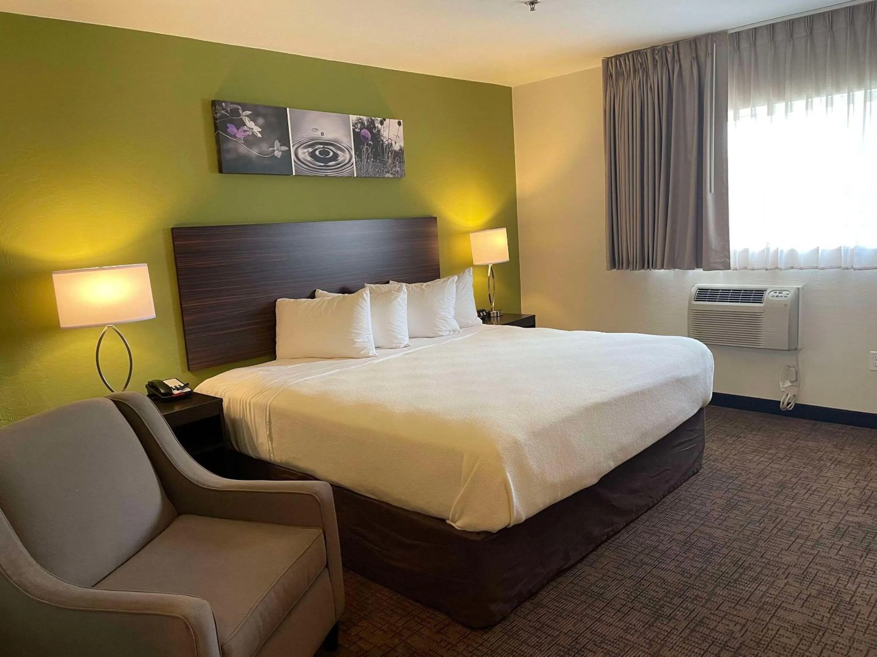 Bedroom, Bed in Suburban Studios Melbourne Airport