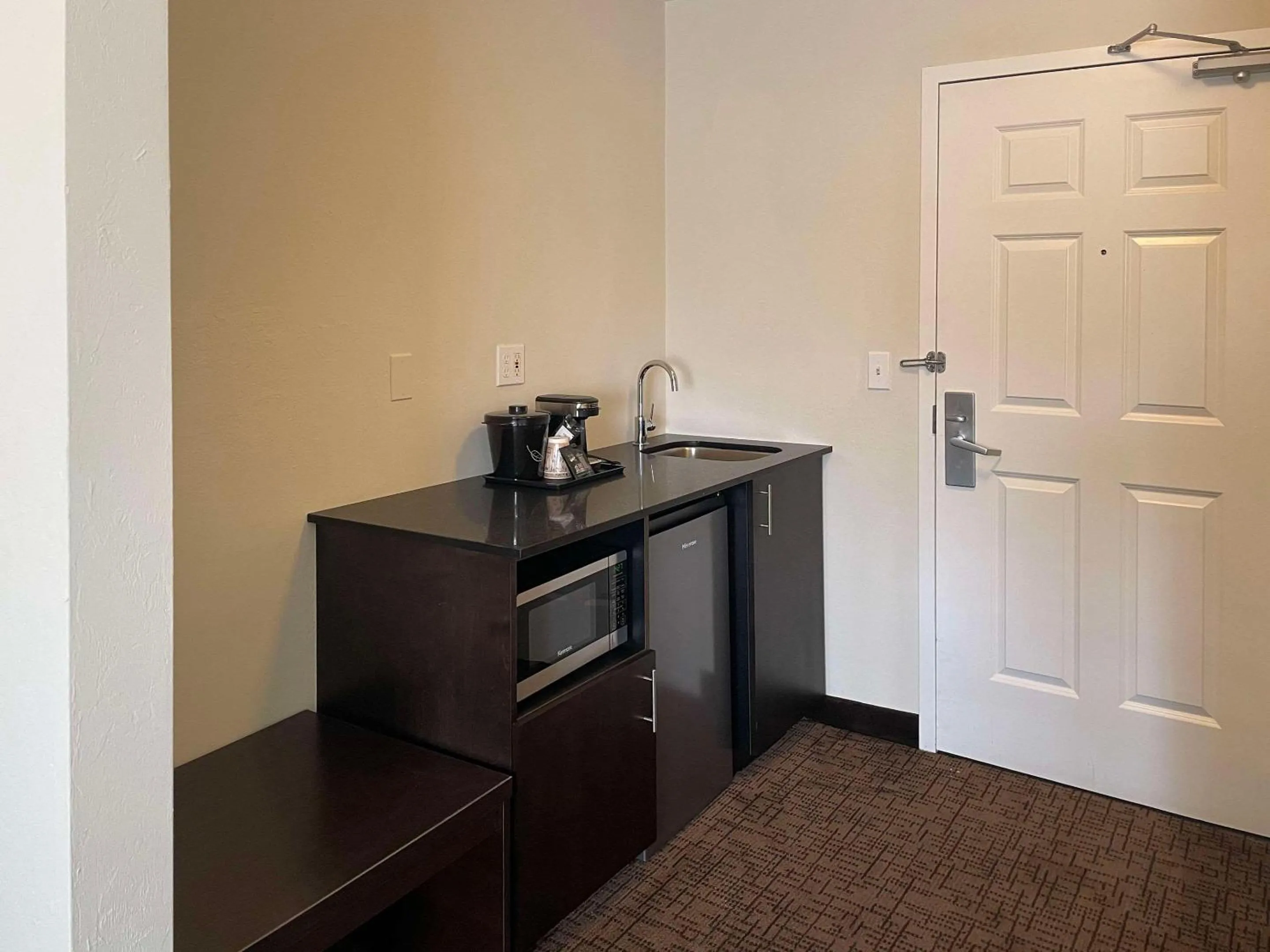 Bedroom in Suburban Studios Melbourne Airport