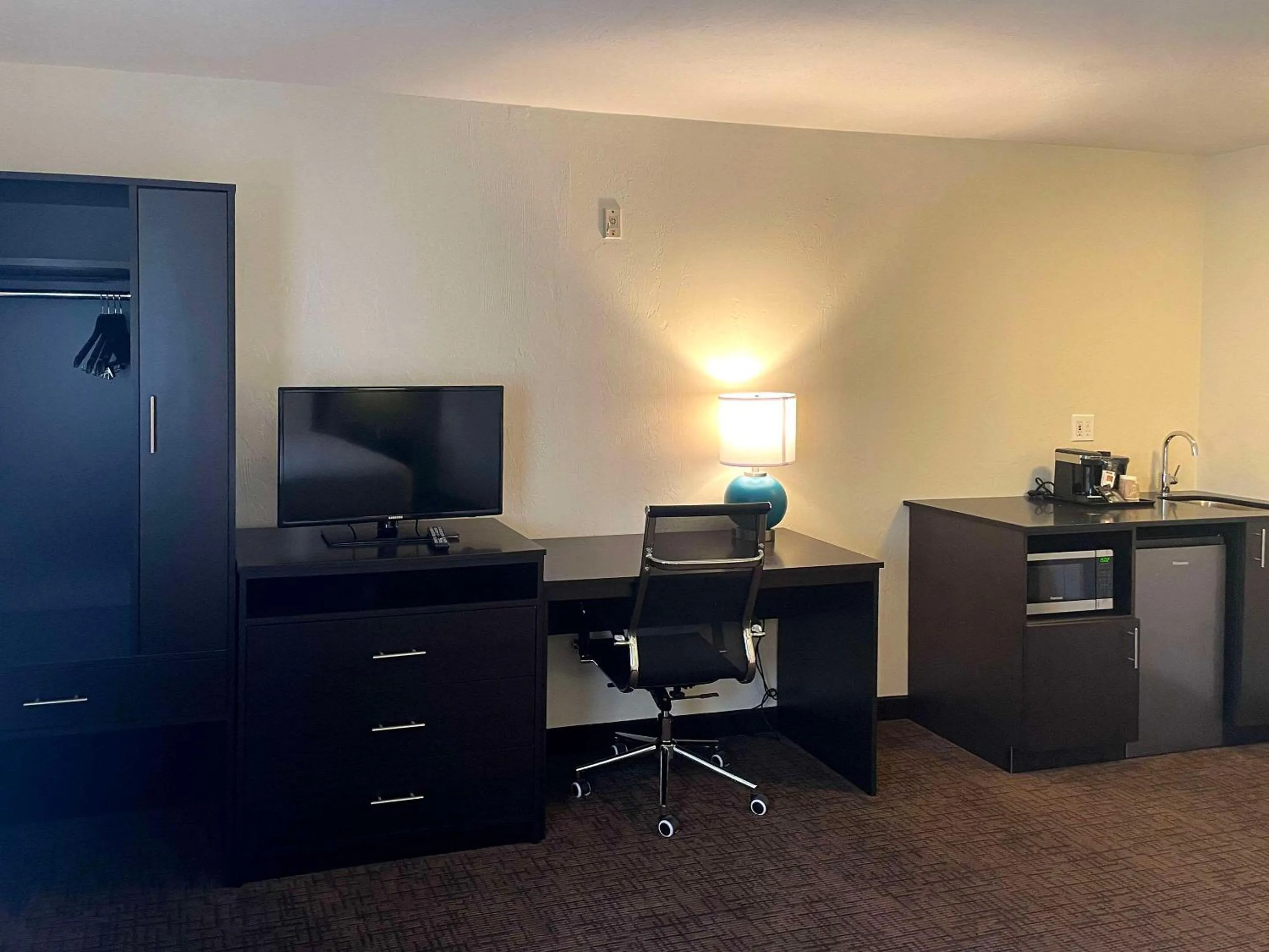 Bedroom in Suburban Studios Melbourne Airport