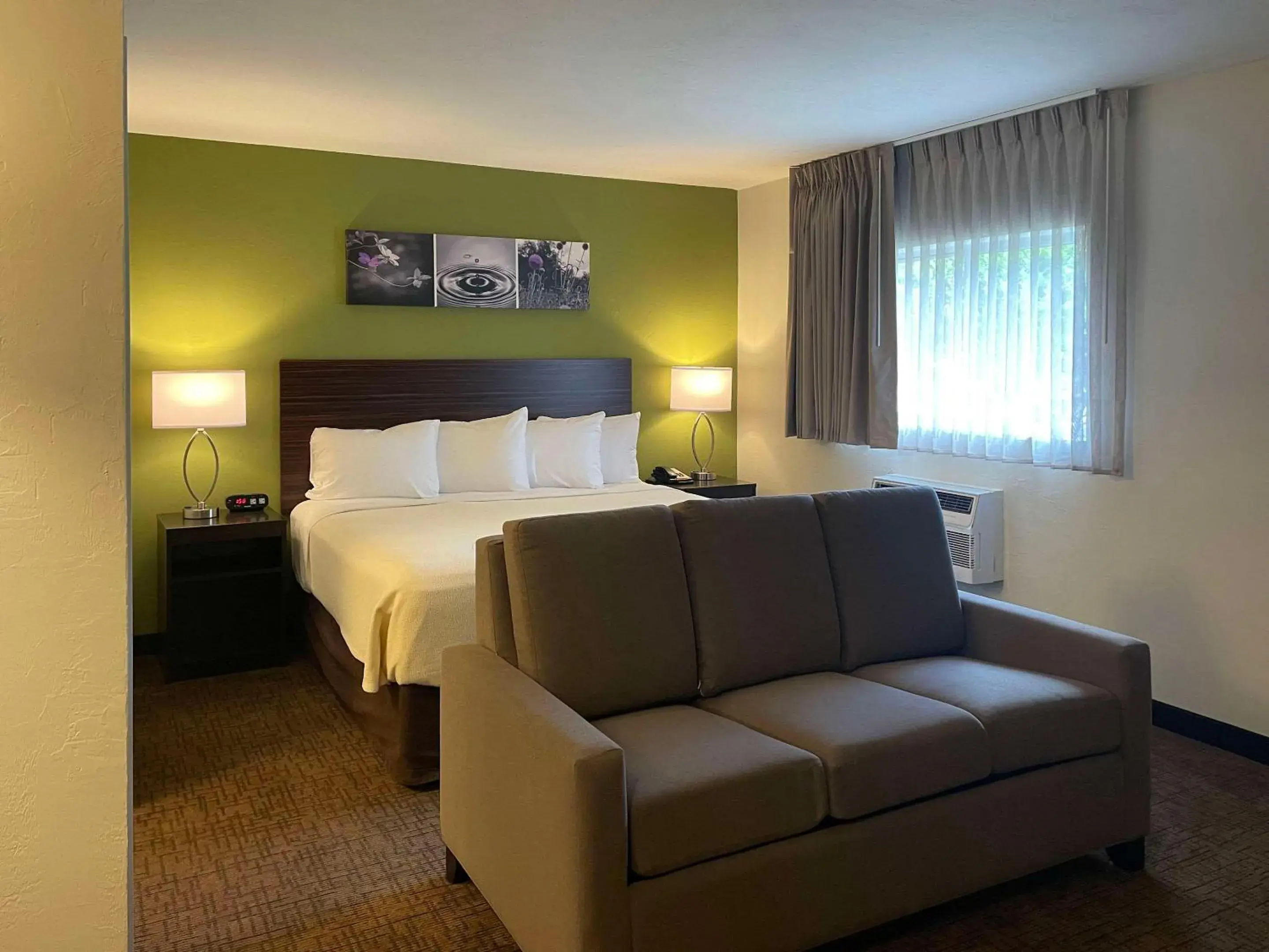 Bedroom, Bed in Suburban Studios Melbourne Airport Bedroom, Bed in Suburban Studios Melbourne Airport