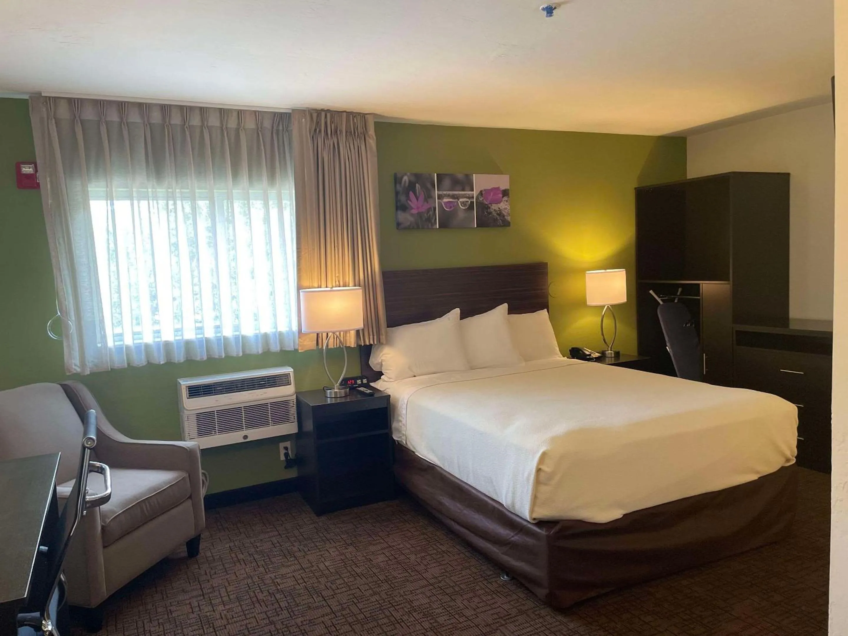 Bedroom, Bed in Suburban Studios Melbourne Airport