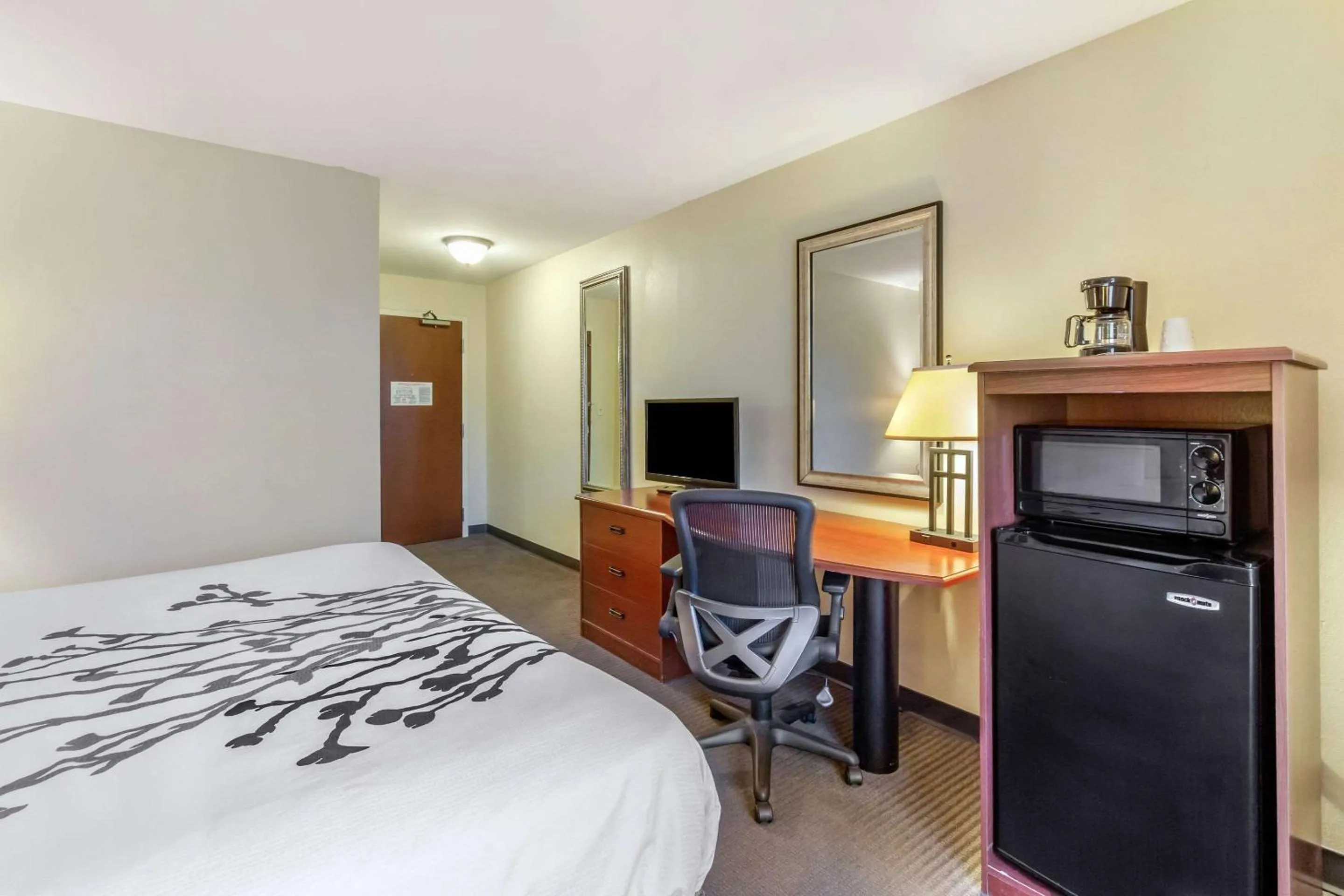 Photo of the whole room, Bed in Sleep Inn & Suites Jacksonville West