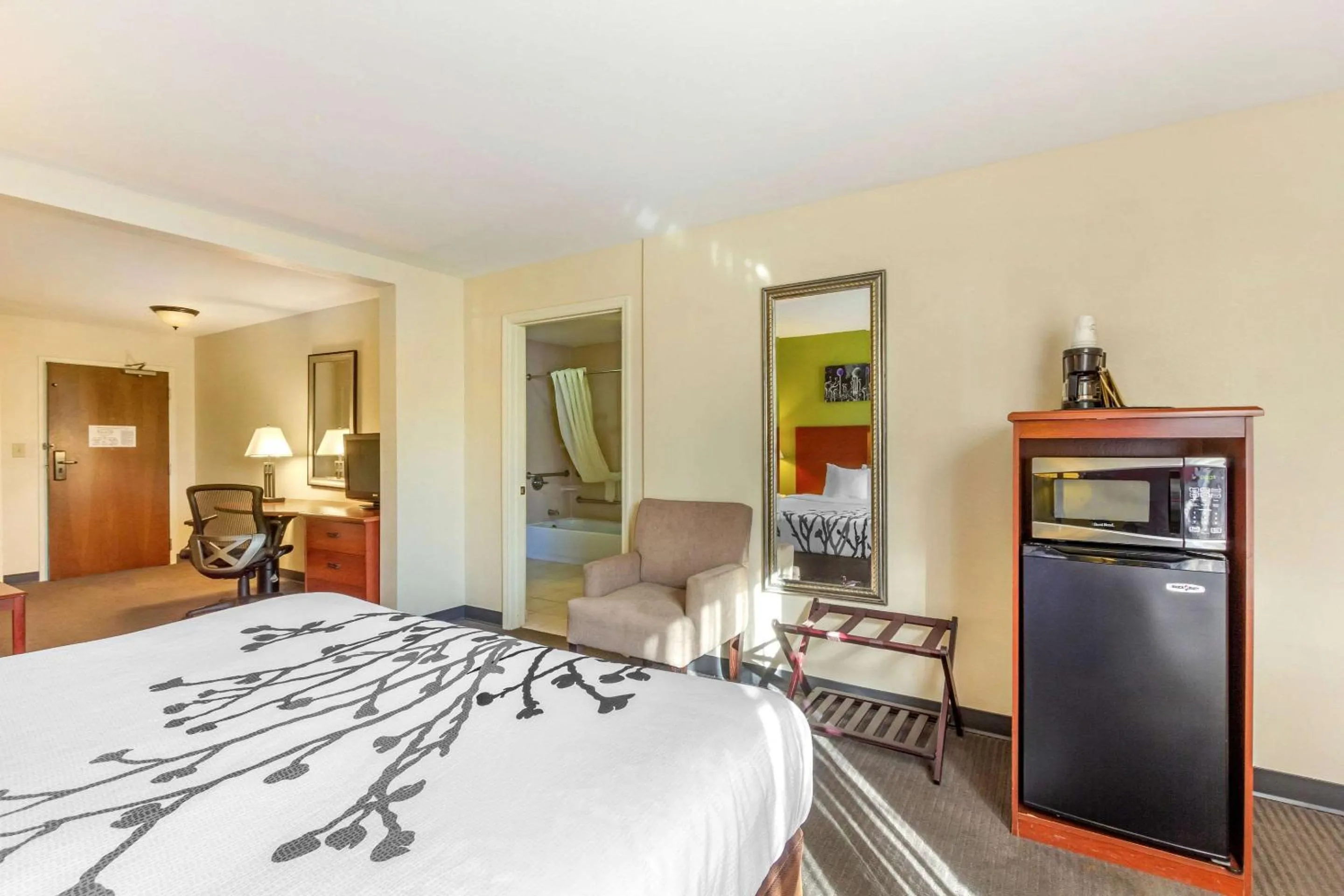 Photo of the whole room, Bed in Sleep Inn & Suites Jacksonville West