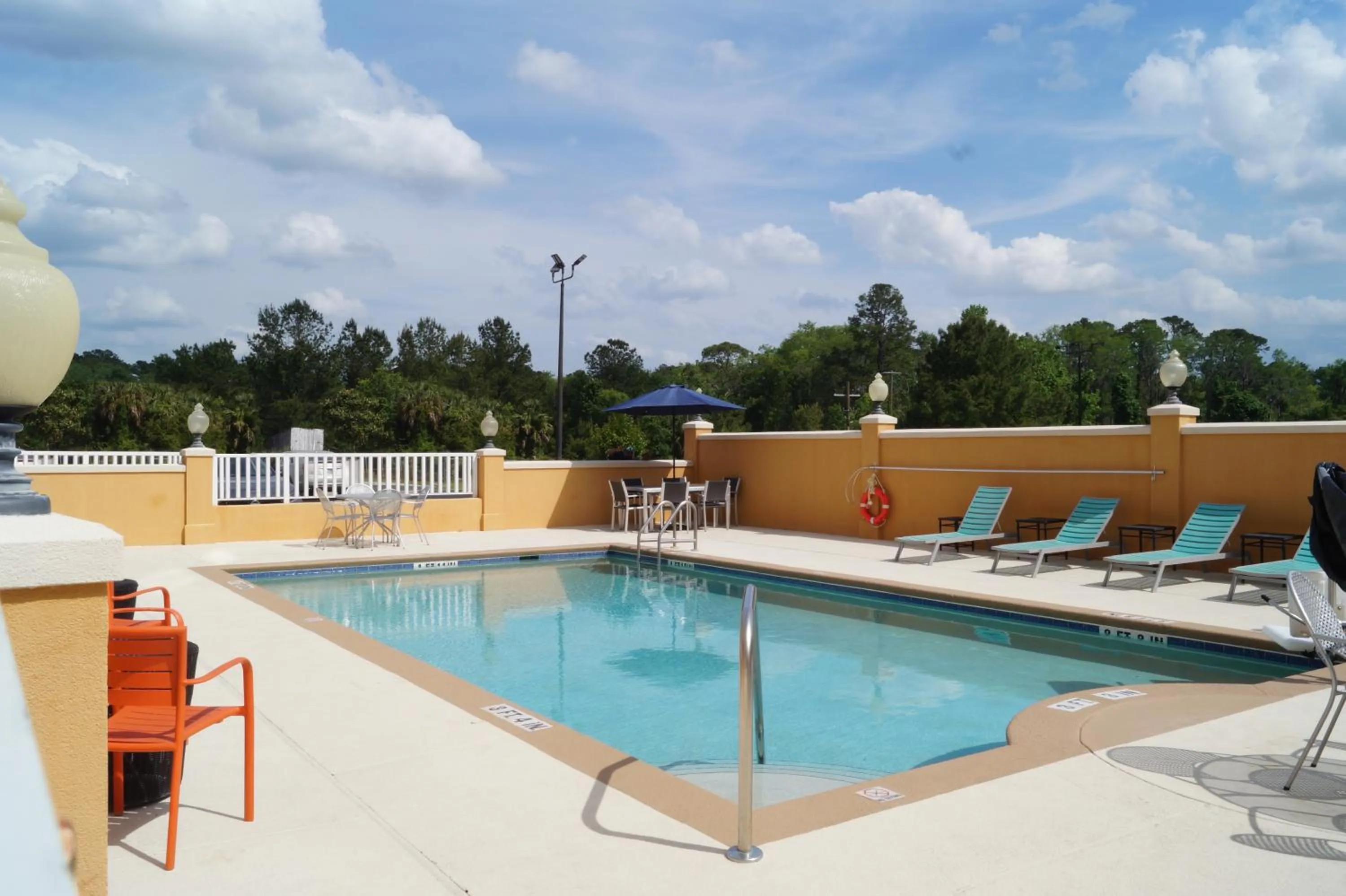 Swimming pool in Comfort Suites Lake City