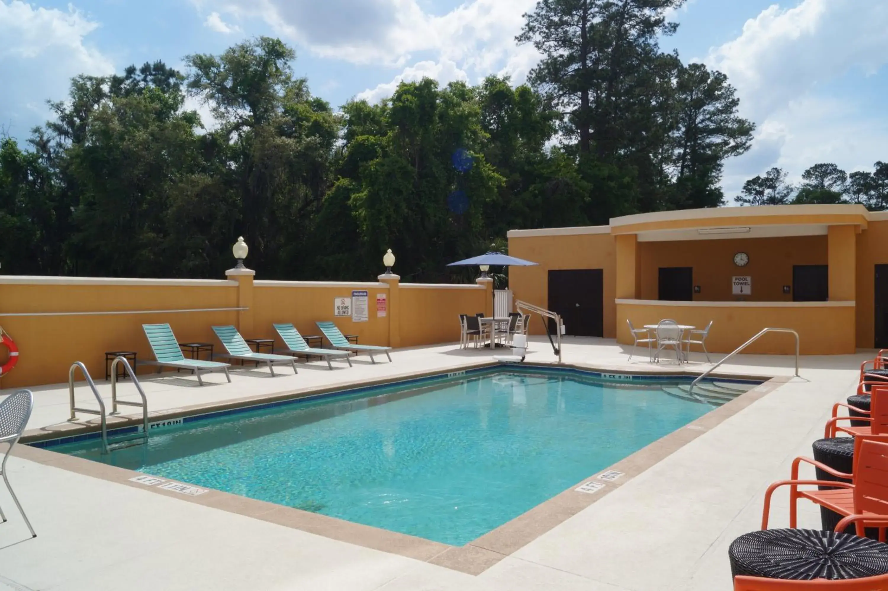 Swimming pool in Comfort Suites Lake City Swimming pool in Comfort Suites Lake City