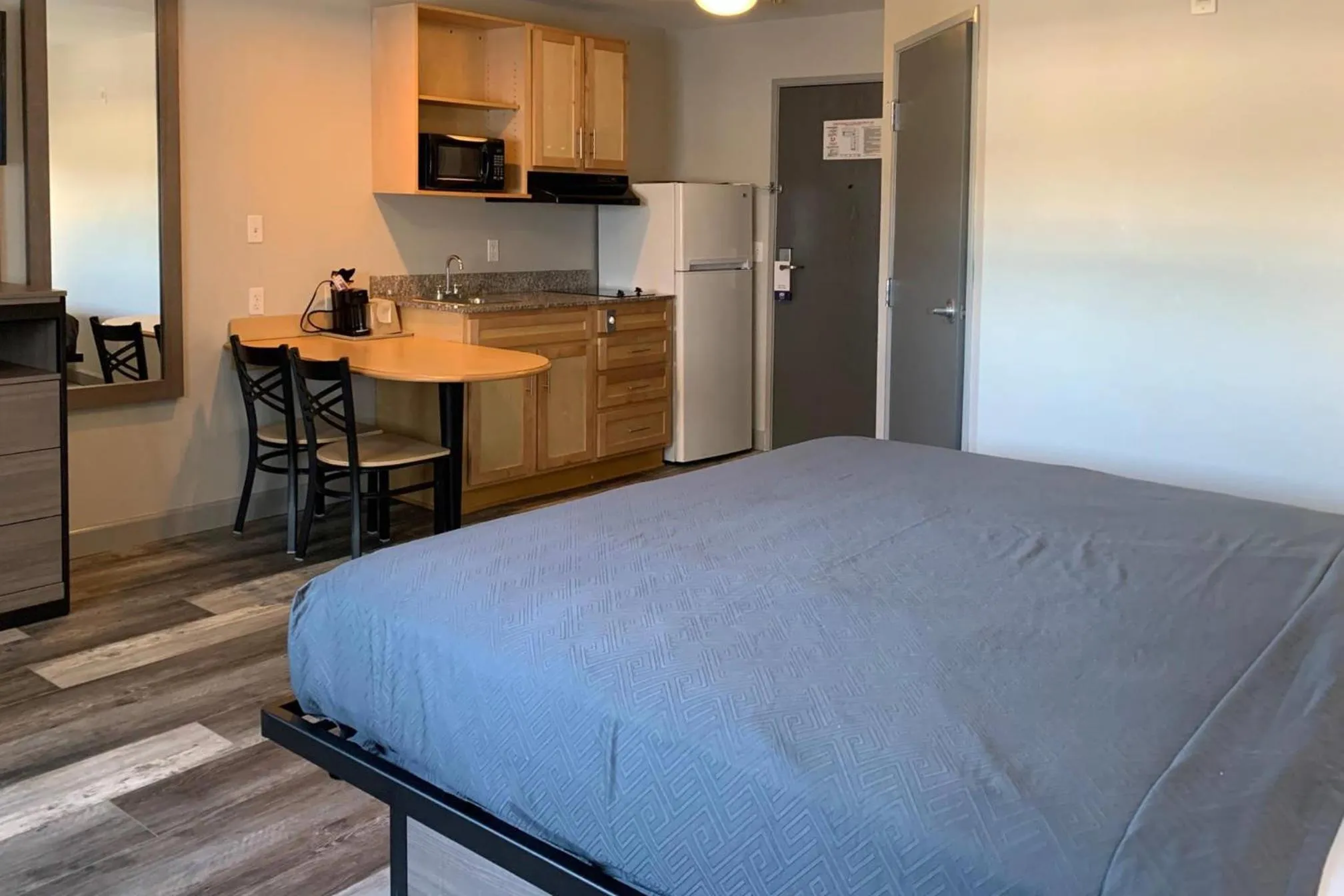 Bedroom, Bed in Suburban Studios near Panama City Beach